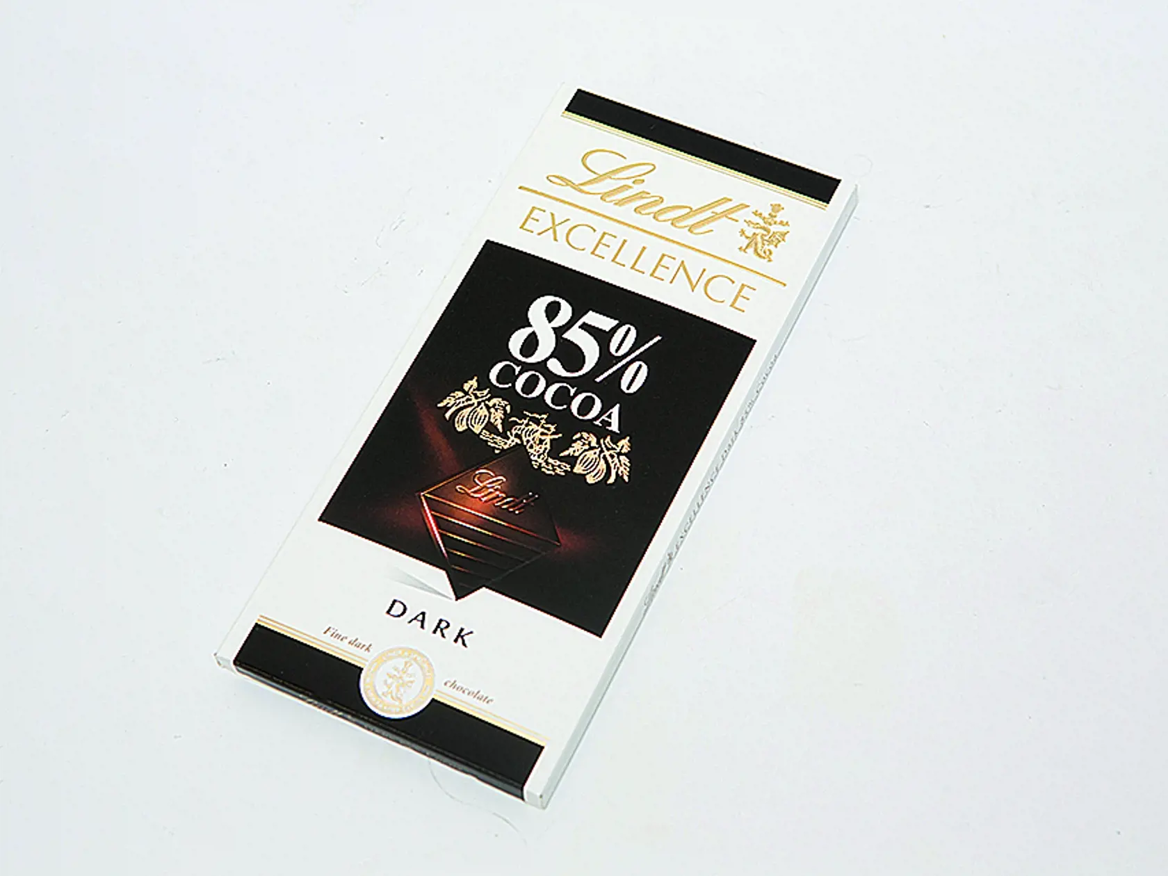 Excellence Dark 85 % Cocoa Lindt, 100 g Krajina pôvodu/ Francúzsko Zloženie/ kakaová hmota, odtučnený kakaový prášok, kakaové maslo, trstinový cukor, vanilka Obsah kakaa/ 85 % Energia v 100 g/ 2 413 kJ Bielkoviny/ 12,5 g Sacharidy/ 19 g Tuky/ 46 g. REDAKCIA HODNOTÍ: Veľmi tmavá, lesklá čokoláda jemne vonia kakaom a vanilkou. Na zahryznutie je o niečo tvrdšia, najpomalšie sa rozpúšťa na hustý, silno kakaový krém s príjemnou vanilkovou dochuťou. Výborná čokoláda s druhým najvyšším podielom kakaa m
