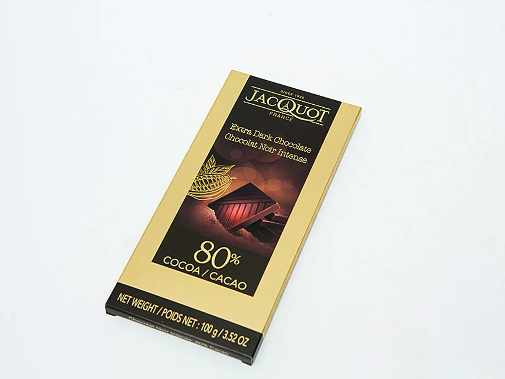 Extra Dark Chocolate 80 % Cocoa Jacquot, 100 g Krajina pôvodu/ Francúzsko Zloženie/ kakaová hmota, cukor, kakaové maslo, kakaový prášok so zníženým množstvom tuku, prírodná vanilková aróma Obsah kakaa/ 80 %. Energia v 100 g/ 2 387 kJ Bielkoviny/ 9,3 g Sacharidy/ 21 g Tuky/ 48 g. REDAKCIA HODNOTÍ: Stredne tvrdá čokoláda jemne vonia kakaom. V ústach sa rozpúšťa veľmi pomaly. Z porovnávaných čokolád je najmenej horká, sladšia a mastnejšia, ale veľmi chutná, bez rušivých dochutí. Táto čokoláda má na