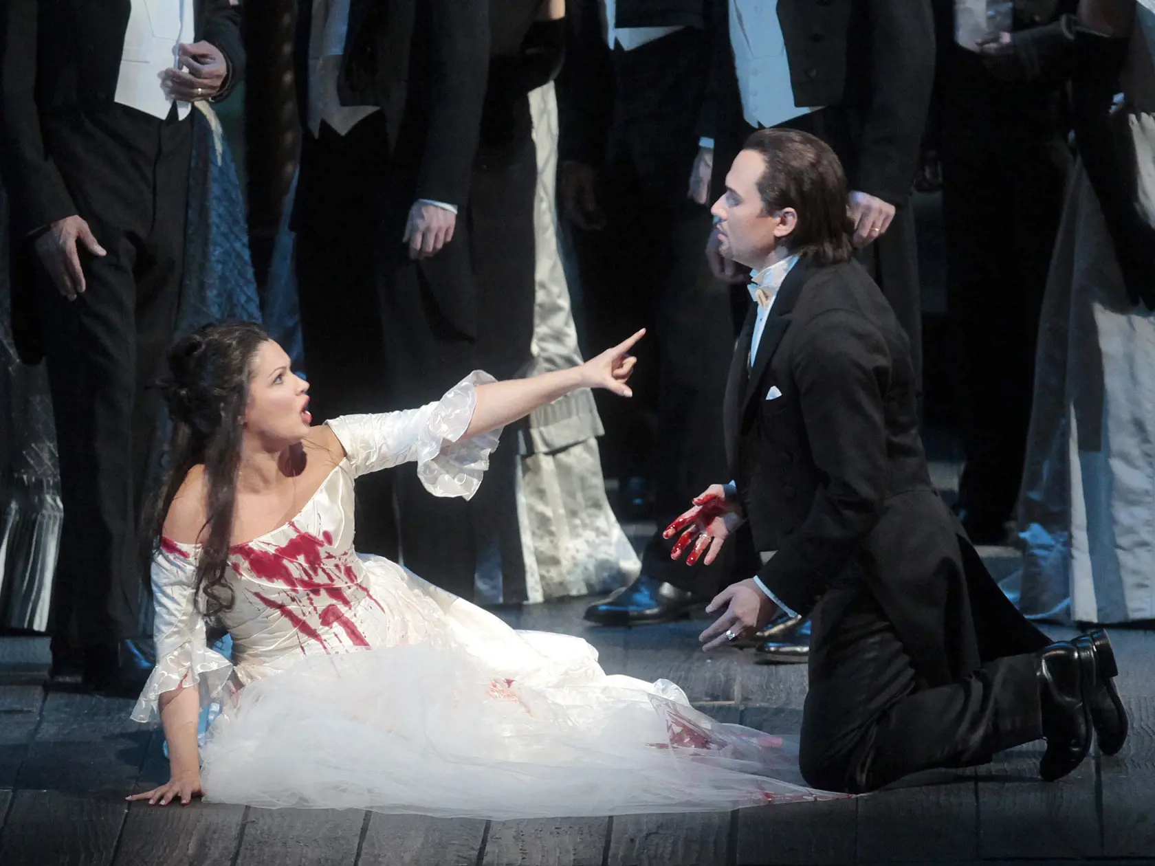 Na snímke z 23.januára 2009 Anna Netrebko v hlavnej úlohe v Donizettiho opere Lucia di Lammermoor a Marius Kwiecen v úlohe Enrica na doskách Metropolitan Opera v New Yorku. Sopranistka sa vtedy vrátila na dosky opery ako hrdá matka 5-mesačného syna.