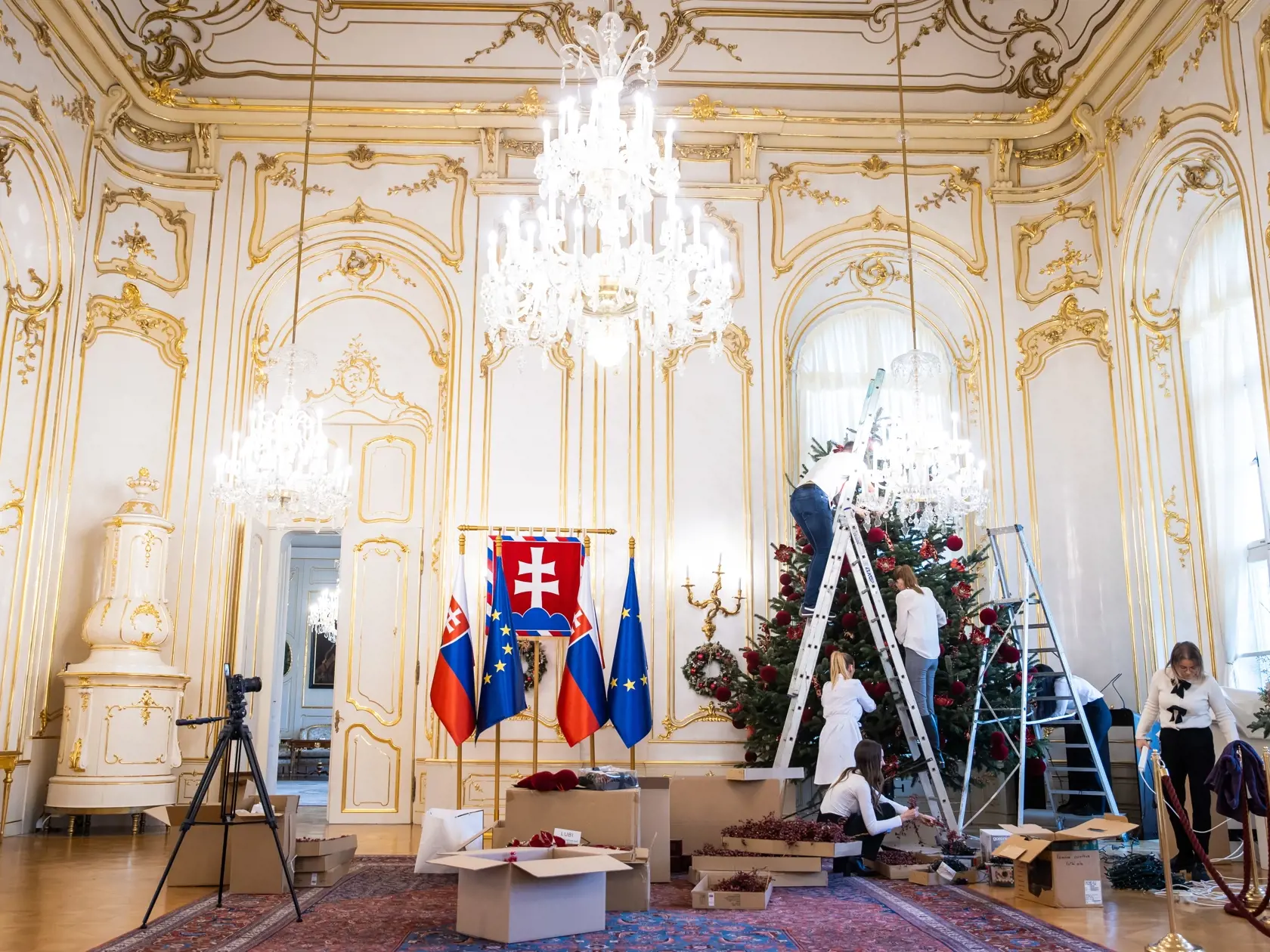 Zdobenie vianočných stromčekov v prezidentskom paláci v Bratislave.