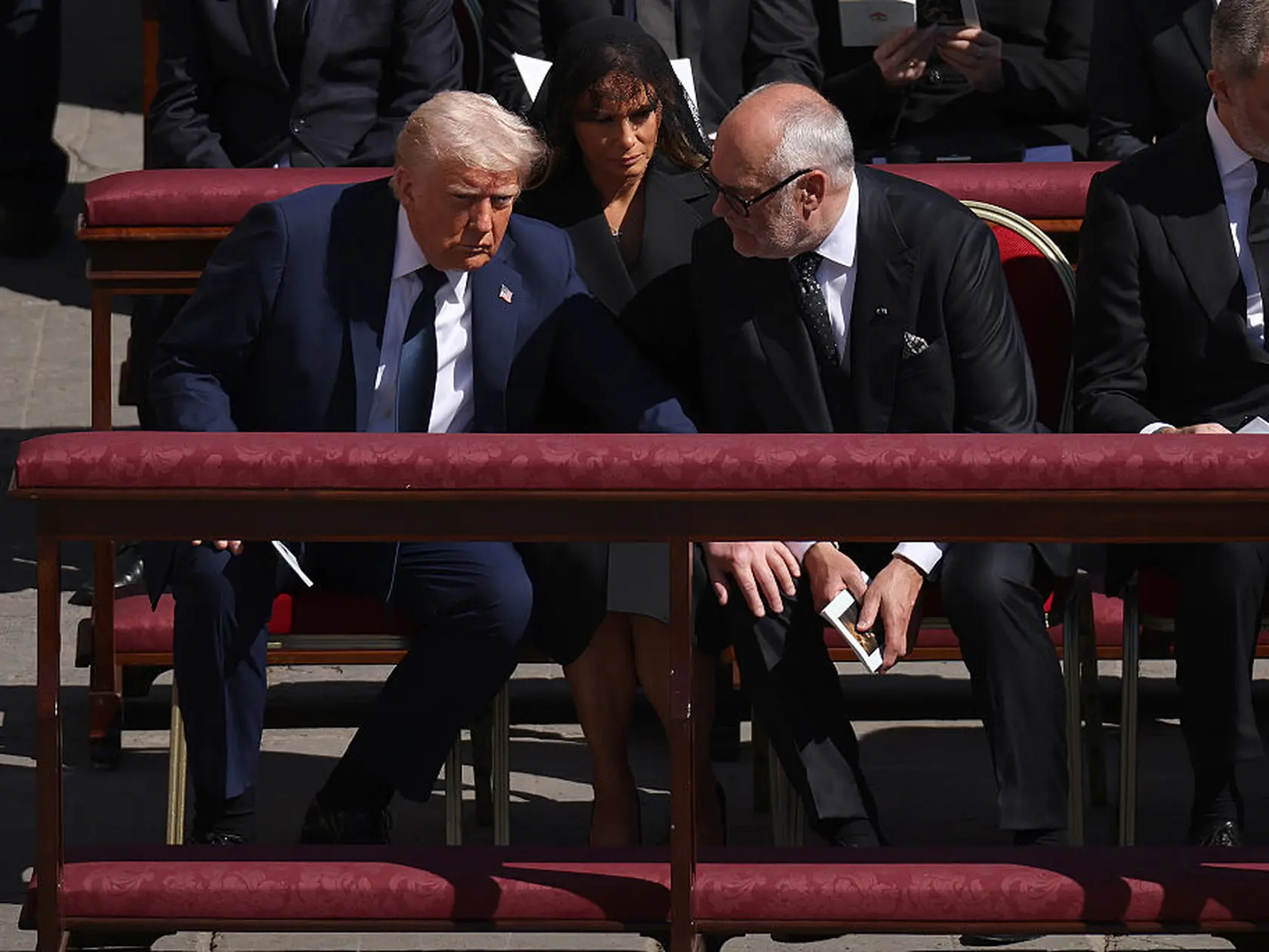 Americký prezident Donald Trump, prvá dáma Melania Trump a estónsky prezident Alar Karis na pohrebe pápeža Františka. 