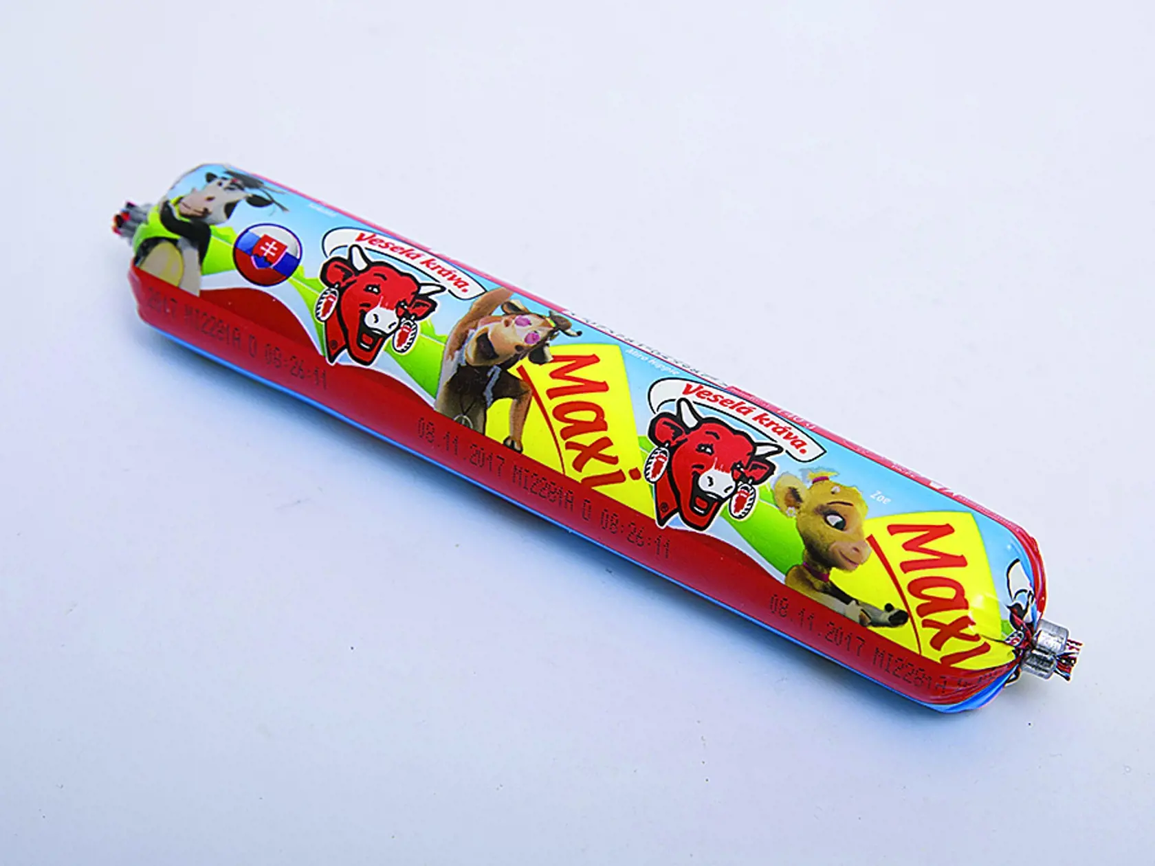 Veselá kráva Maxi Syráreň Bel, 140 g Cena za 100 g/ 1,06 € Krajina pôvodu/ Slovensko Zloženie/ obnovené odtučnené mlieko, syry, maslo, taviaca soľ E 452, mliečne bielkoviny, zahustená zakysaná srvátka, aróma, jedlá soľ Energia v 100 g/ 792 kJ Bielkoviny/ 10 g Sacharidy/ 5 g Tuky/ 14,5 g Soľ/ 1,7 g. REDAKCIA HODNOTÍ: Smotanovo-biely syr jemne vonia kyslou smotanou. Konzistencia je akurát mäkká, ľahko sa vytláča z črievka. Textúra je jemná a krémovitá. Syr má vyváženú, príjemne syrovú chuť s miern