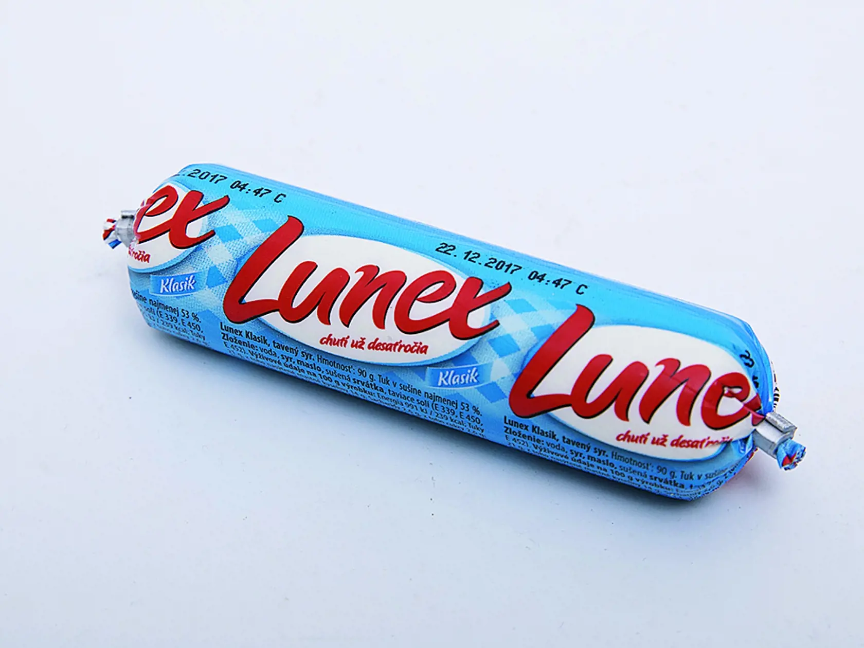 
Lunex Klasik Savencia Fromage & Diary, 90 g Cena za 100 g/ 0,88 € Krajina pôvodu/ Česko Zloženie/ voda, syr, maslo, sušená srvátka, taviace soli: E 339, E 450 a E 452 Energia v 100 g/ 991 kJ Bielkoviny/ 10 g Sacharidy/ 2,6 g Tuky/ 21 g Soľ/ 2,2 g . REDAKCIA HODNOTÍ: Syr maslovej farby má mäkkú konzistenciu a krémovitú textúru, najľahšie sa roztiera. Chuť syra je lahodná – výrazne syrová, zároveň smotanovo jemná a vyvážená. V porovnaní s ostatnými tromi výrobkami je slanší, ale nie je presolený