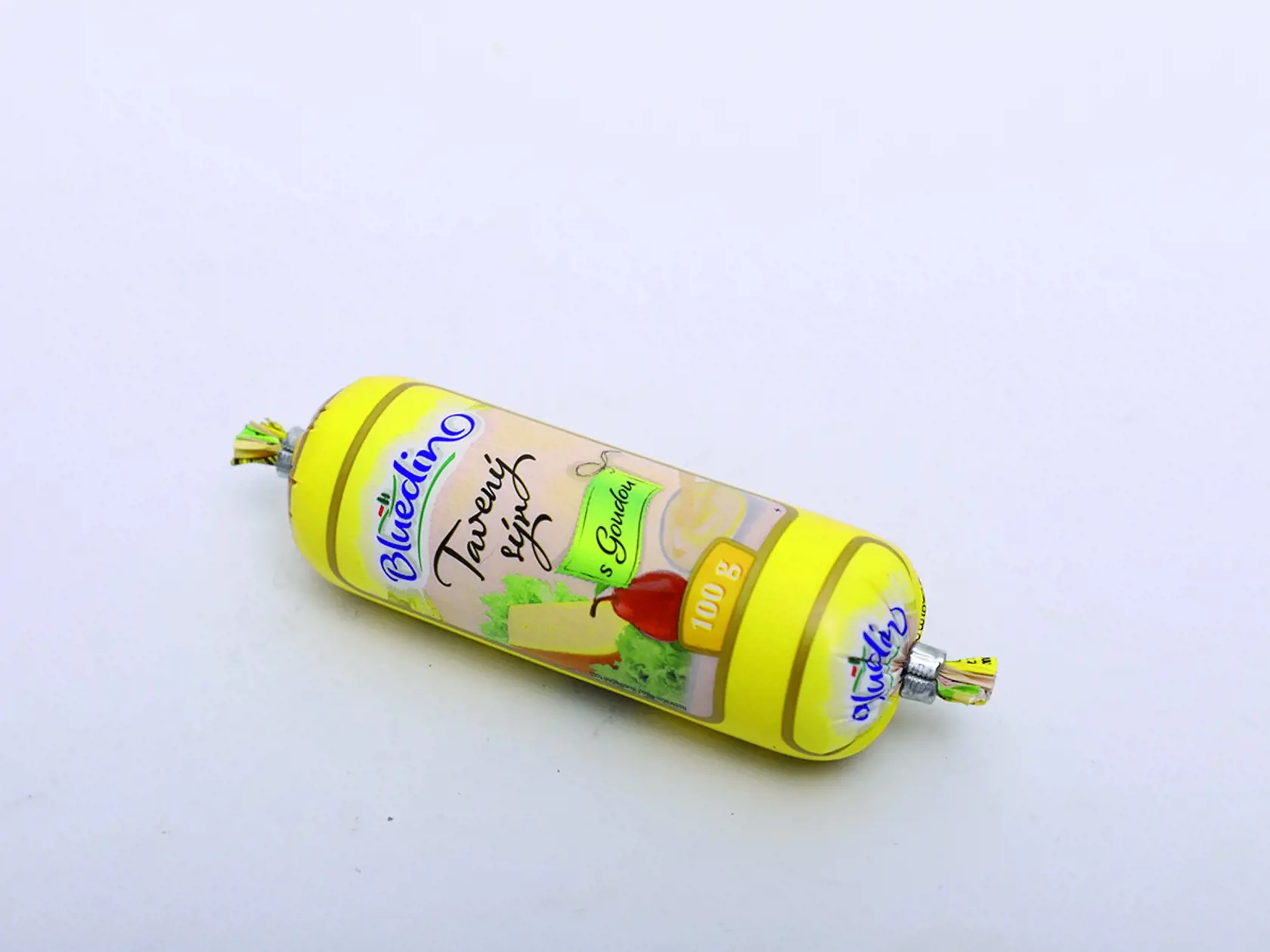 Tavený sýr Gouda Bluedino, 100 g Predáva/ Lidl Krajina pôvodu/ Poľsko Zloženie/ pitná voda, syry 35 %, (z toho 11 % gouda), sušené odstredené mlieko, maslo, stabilizátor, emulgačné soli, regulátory kyslosti: kyselina citrónová a citrany sodné, jedlá soľ, farbivo: karotény Energia v 100 g/ 822 kJ Bielkoviny/ 12 g Sacharidy/ 5,9 g Tuky/ 14 g Soľ/ 1 g. REDAKCIA HODNOTÍ: Žltkastý syr má príjemnú maslovú arómu, hutnejšiu konzistenciu a krémovitú textúru. Chuťovo je výborný, zreteľne cítiť prídavok sy