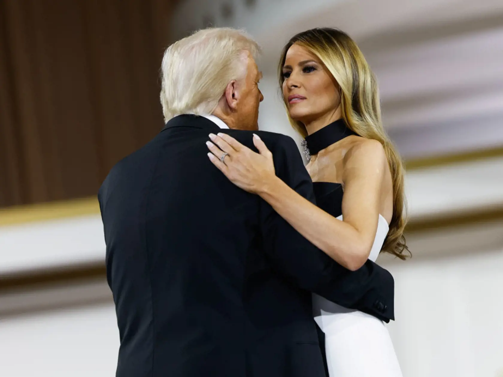 Americký prezident Donald Trump tancuje s manželkou Melaniou