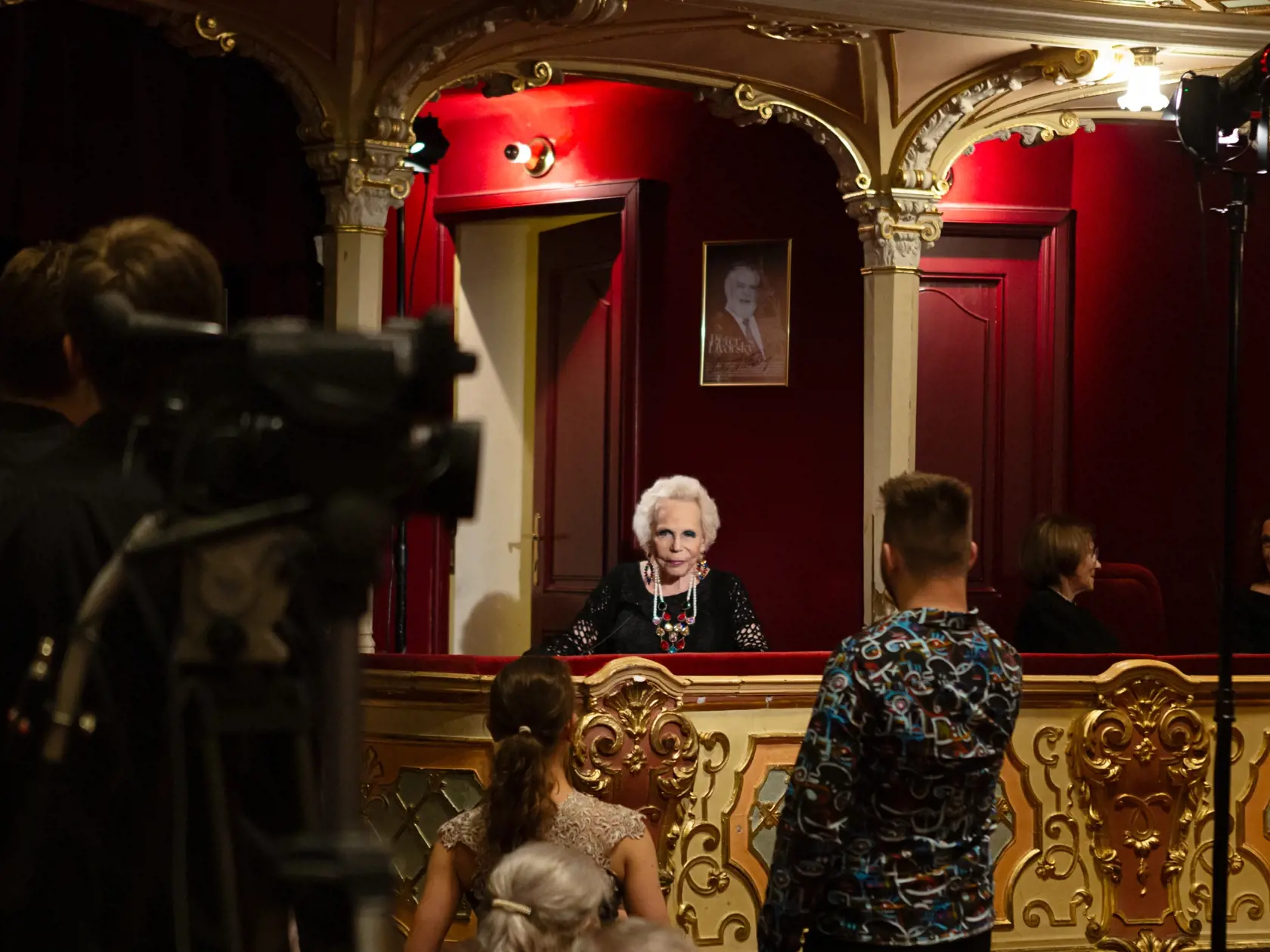 Yvonne Kálmán miluje napriek svojmu veku okázalosť a od okolia vyžaduje, aby sa k nej správalo ako k dáme.