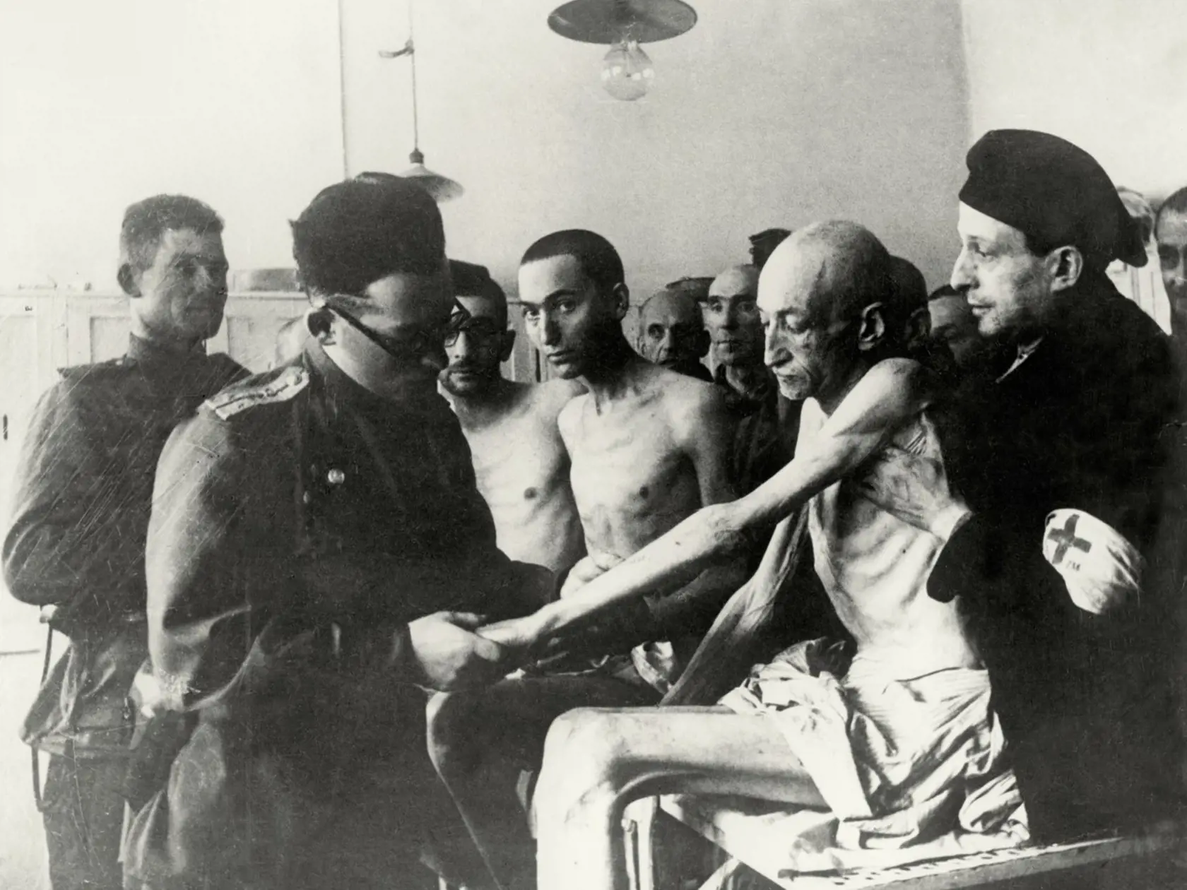 Tábor oslobodil oddiel Červenej armády 27. januára 1945. Ohromení a šokovaní vojaci vstúpili do priestorov vyhladzovacieho tábora a oslobodili zvyšných 7600 zúbožených väzňov. Počet ľudí zabitých v Auschwitzi-Birkenau nie je možné presne určiť: podľa odhadov historikov ide o 1,2 – 1,6 milióna osôb. Väčšinu obetí tvorili ľudia židovského pôvodu.