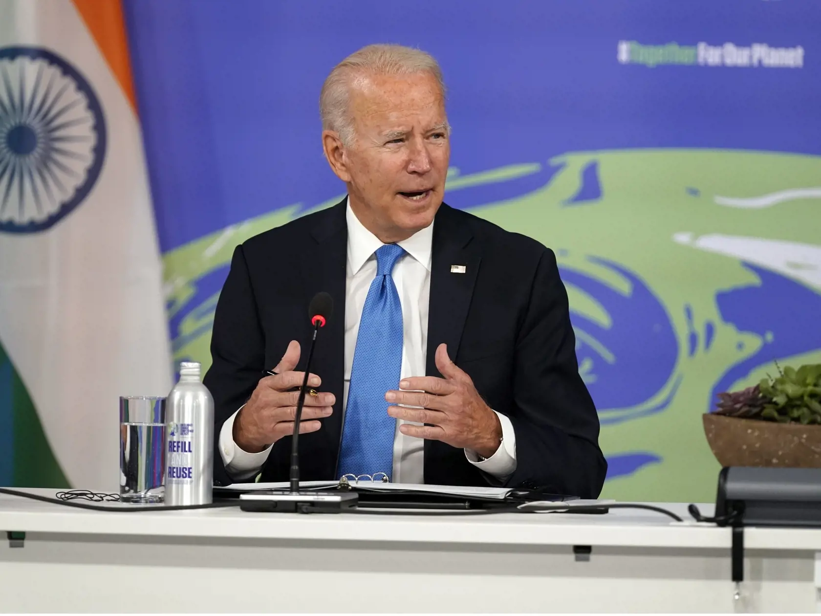 JB 30 Glasgow - Americký prezident Joe Biden rozpráva počas iniciatívy "Build Back Better World" na klimatickom summite COP26 v Glasgowe 2. novembra 2021. FOTO TASR/AP 

President Joe Biden speaks during a meeting on the "Build Back Better World" initiative at the COP26 U.N. Climate Summit, Tuesday, Nov. 2, 2021, in Glasgow, Scotland. (AP Photo/Evan Vucci)