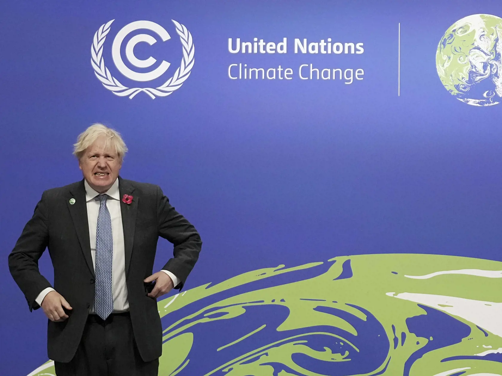 KK2 Glasgow - Britský premiér Boris Johnson čaká na príchod lídrov počas klimatického summitu COP26 v škótskom Glasgowe v pondelok 1. novembra 2021.  V Glasgowe sa v nedeľu oficiálne začal klimatický summit OSN COP26, ktorý potrvá do 12. novembra. FOTO TASR/AP
British Prime Minister Boris Johnson, left, and United Nations Secretary General Antonio Guterres, right, greet Slovakia's President Zuzana Caputova during arrivals at the COP26 U.N. Climate Summit in Glasgow, Scotland, Monday, Nov. 1, 202