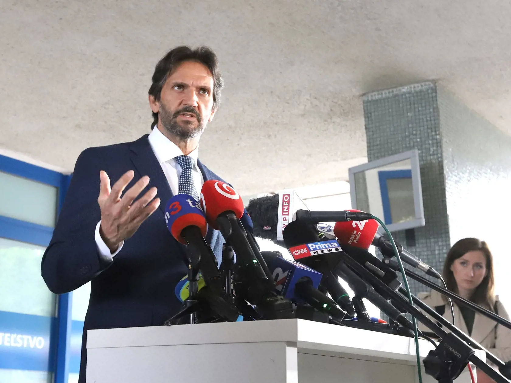 Na snímke vicepremiér a minister obrany SR Robert Kaliňák (Smer-SD) počas brífingu v areáli Rooseveltovej nemocnice s poliklinikou v Banskej Bystrici v piatok 17. mája 2024. Premiér Robert Fico (Smer-SD) absolvoval v piatok chirurgický zákrok. Jeho stav je stabilizovaný, ale naďalej vážny. Informovali o tom Robert Kaliňák a riaditeľka banskobystrickej nemocnice Miriam Lapuníková. Premiéra Roberta Fica postrelil 71-ročný muž po výjazdovom rokovaní vlády v Handlovej v stredu 15. mája 2024. FOTO TA