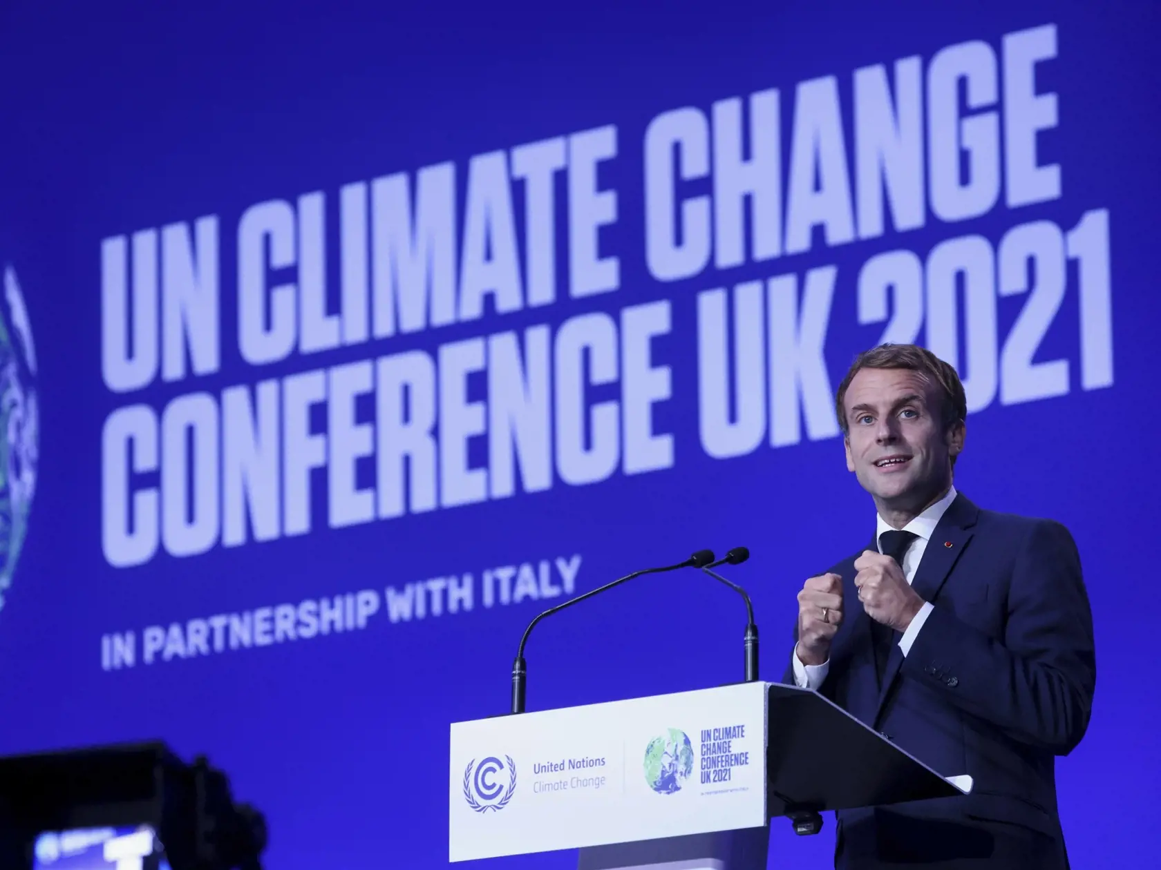 KK66 Glasgow - Francúzsky prezident Emmanuel Macron hovorí počas otváracieho ceremoniálu na klimatickom summite COP26 v škótskom Glasgowe v pondelok 1. novembra 2021.  V Glasgowe sa v nedeľu oficiálne začal klimatický summit OSN COP26, ktorý potrvá do 12. novembra. FOTO TASR/AP
France's President Emmanuel Macron speaks during the opening ceremony of the UN Climate Change Conference COP26 in Glasgow, Scotland, Monday Nov. 1, 2021. The U.N. climate summit in Glasgow gathers leaders from around the