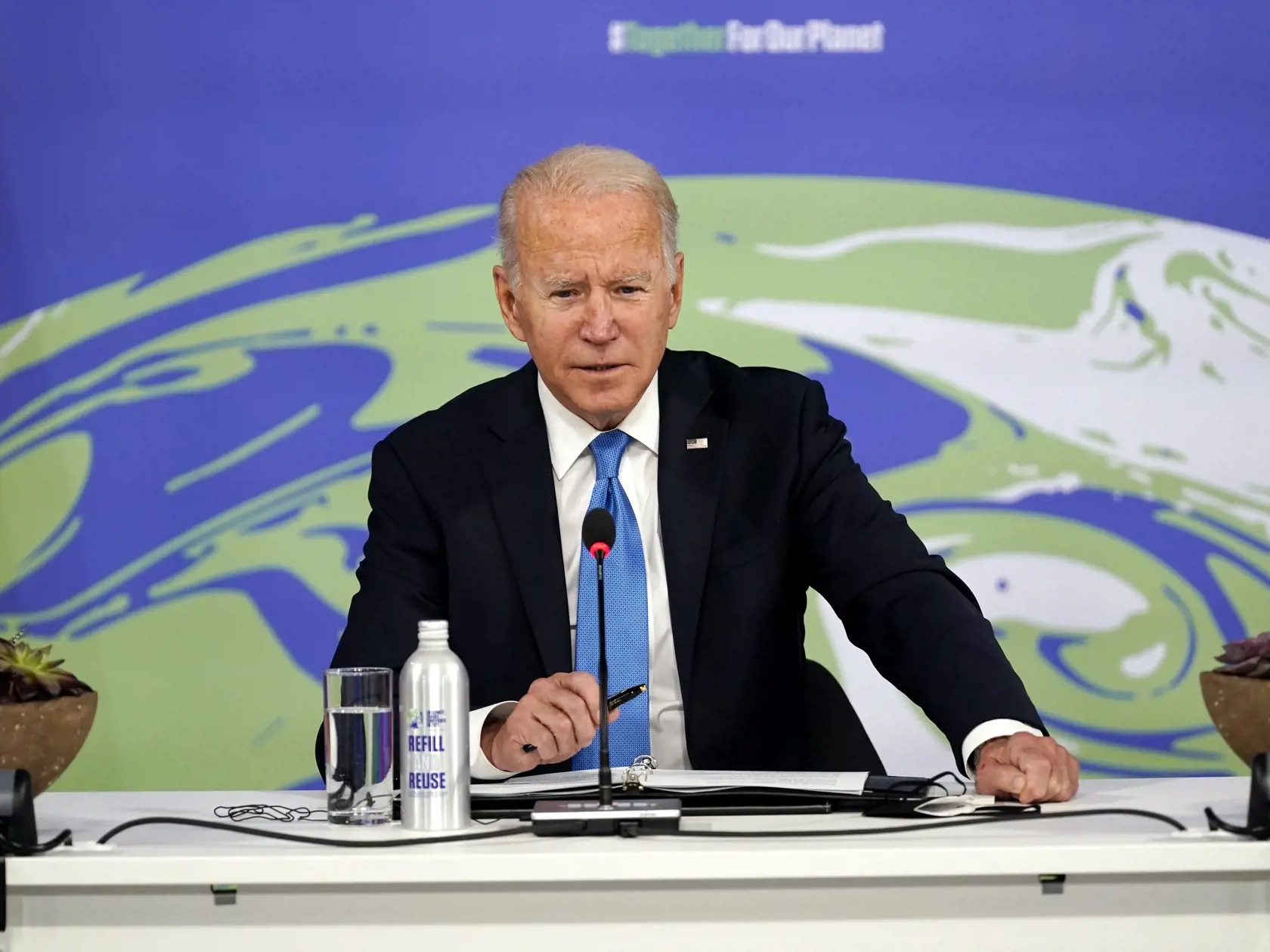 JB 29 Glasgow - Americký prezident Joe Biden rozpráva počas iniciatívy "Build Back Better World" na klimatickom summite COP26 v Glasgowe 2. novembra 2021. FOTO TASR/AP 

President Joe Biden speaks during a meeting on the "Build Back Better World" initiative at the COP26 U.N. Climate Summit, Tuesday, Nov. 2, 2021, in Glasgow, Scotland. (AP Photo/Evan Vucci)