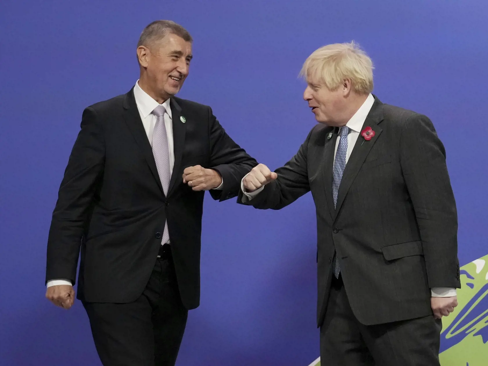 KK20 Glasgow - Sprava britský premiér Boris Johnson a český premiér Andrej Babiš sa zdravia na klimatickom summite COP26 v škótskom Glasgowe v pondelok 1. novembra 2021.  V Glasgowe sa v nedeľu oficiálne začal klimatický summit OSN COP26, ktorý potrvá do 12. novembra. FOTO TASR/AP
UN Secretary-General Antonio Guterres, right, greets Slovak President Zuzana Caputova as British Prime Minister Boris Johnson looks on, at the COP26 U.N. Climate Summit in Glasgow, Scotland, Monday, Nov. 1, 2021. The U