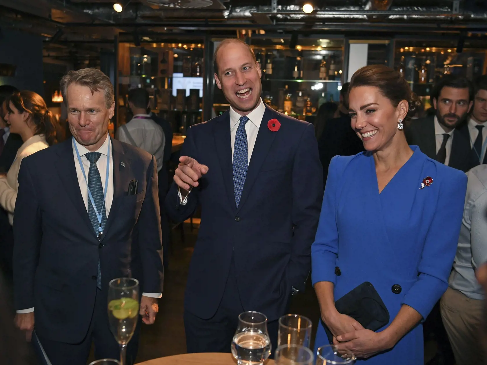JB 12 Glasgow - Britský princ William (uprostred) a Kate, vojvodkyňa z Cambridgeu (vpravo) sa rozprávajú s hosťami počas recepcie na klimatickom summite COP26 v Glasgowe 1. novembra 2021. Britská kráľovná Alžbeta II. vyzvala v pondelok na klimatickom summite OSN svetových lídrov, aby prejavili "skutočné štátnictvo" a vytvorili "bezpečnejšiu, stabilnejšiu" budúcnosť pre našu planétu. Kráľovná sa tak vyjadrila vo videoposolstve adresovanom delegátom summitu. Uviedla, že mnohí ľudia dúfajú, že nami