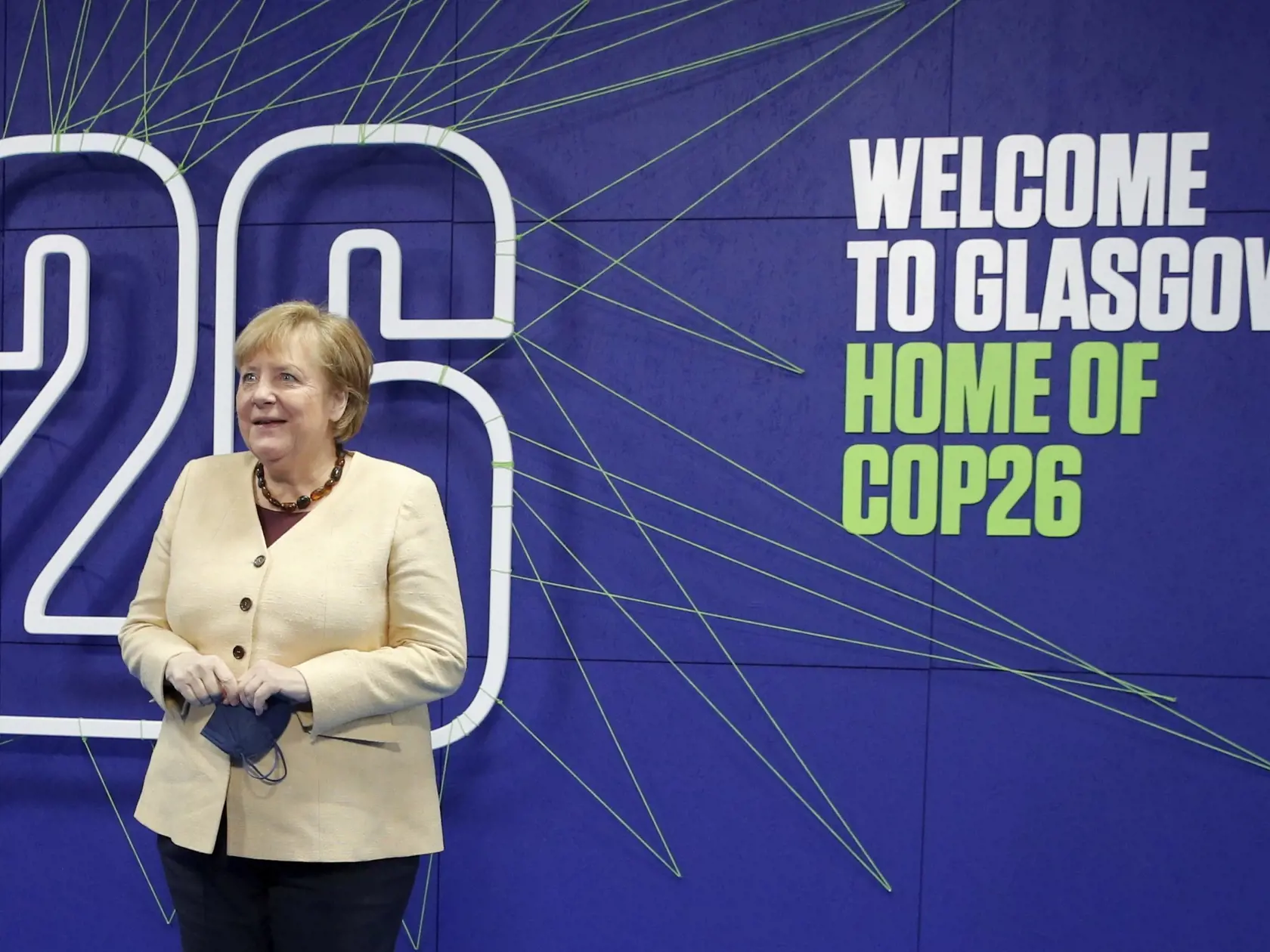 KK57 Glasgow - Nemecká kancelárka Angela Merkelová prichádza na klimatický summit COP26 v škótskom Glasgowe v pondelok 1. novembra 2021.  V Glasgowe sa v nedeľu oficiálne začal klimatický summit OSN COP26, ktorý potrvá do 12. novembra. FOTO TASR/AP
Germany's Chancellor Angela Merkel arrives for the COP26 summit at the Scottish Event Campus (SEC) in Glasgow, Scotland, Monday Nov. 1, 2021. The U.N. climate summit in Glasgow gathers leaders from around the world, in Scotland's biggest city, to lay 