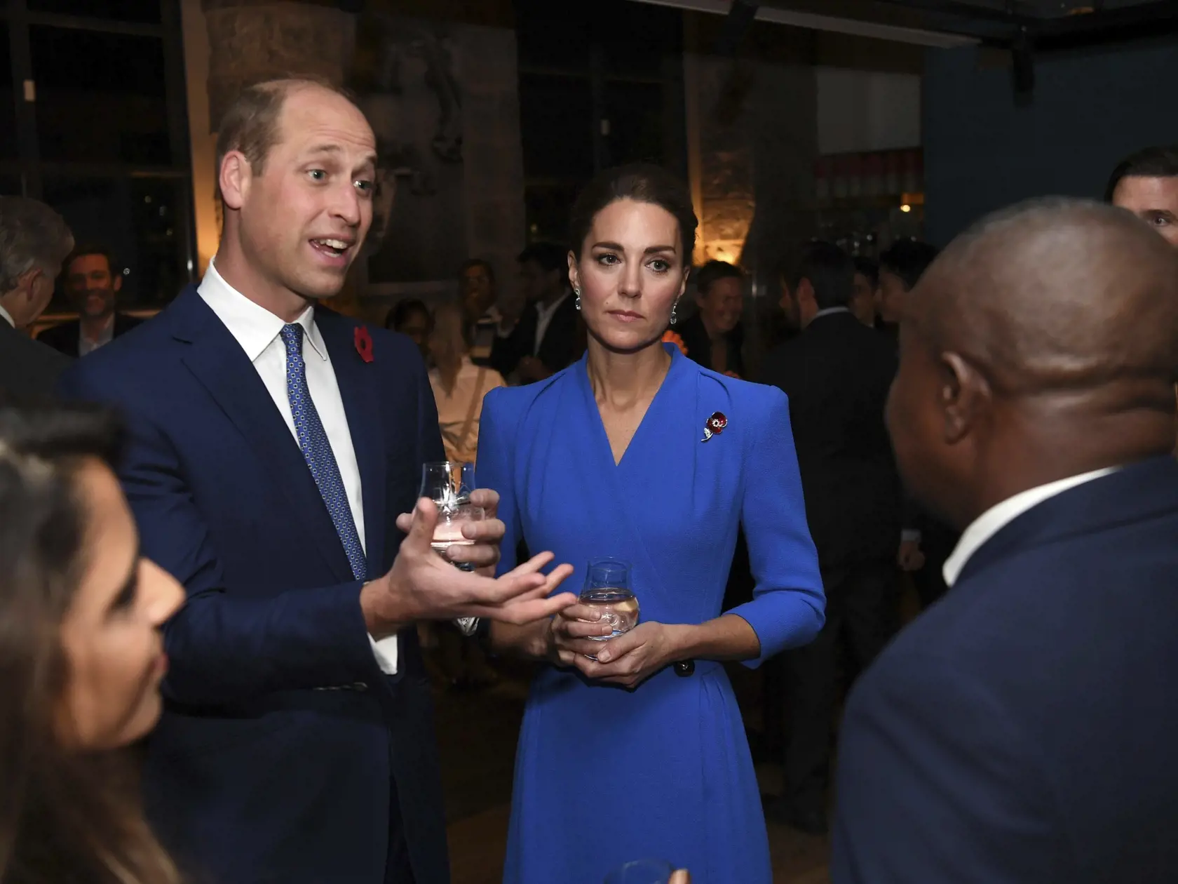 JB 10 Glasgow - Britský princ William (vľavo) a Kate, vojvodkyňa z Cambridgeu (uprostred) sa rozprávajú s hosťami počas recepcie na klimatickom summite COP26 v Glasgowe 1. novembra 2021. Britská kráľovná Alžbeta II. vyzvala v pondelok na klimatickom summite OSN svetových lídrov, aby prejavili "skutočné štátnictvo" a vytvorili "bezpečnejšiu, stabilnejšiu" budúcnosť pre našu planétu. Kráľovná sa tak vyjadrila vo videoposolstve adresovanom delegátom summitu. Uviedla, že mnohí ľudia dúfajú, že namie