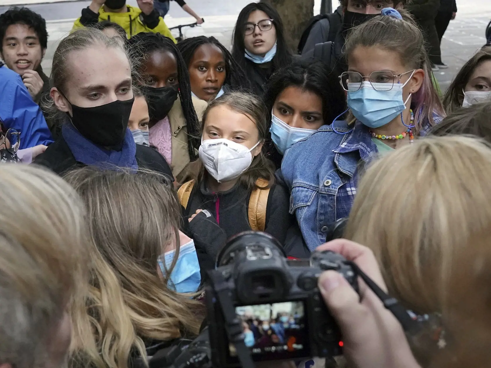 WA 15 Londýn - Švédska klimatická aktivistka Greta Thunbergová (uprostred) sa pripojila k hlučnému protestu pred sídlom banky Standard Chartered v britskej metropole Londýn v piatok 29. októbra 2021, na ktorom demonštranti žiadali peňažné inštitúcie, aby prestali financovať ťažbu fosílnych palív. Očakáva sa, že 18-ročná klimatická aktivistka sa objaví aj na proteste v škótskom Glasgowe, kde sa od nedele budú stretávať svetoví lídri na klimatickej konferencii Organizácie Spojených národov COP26, 