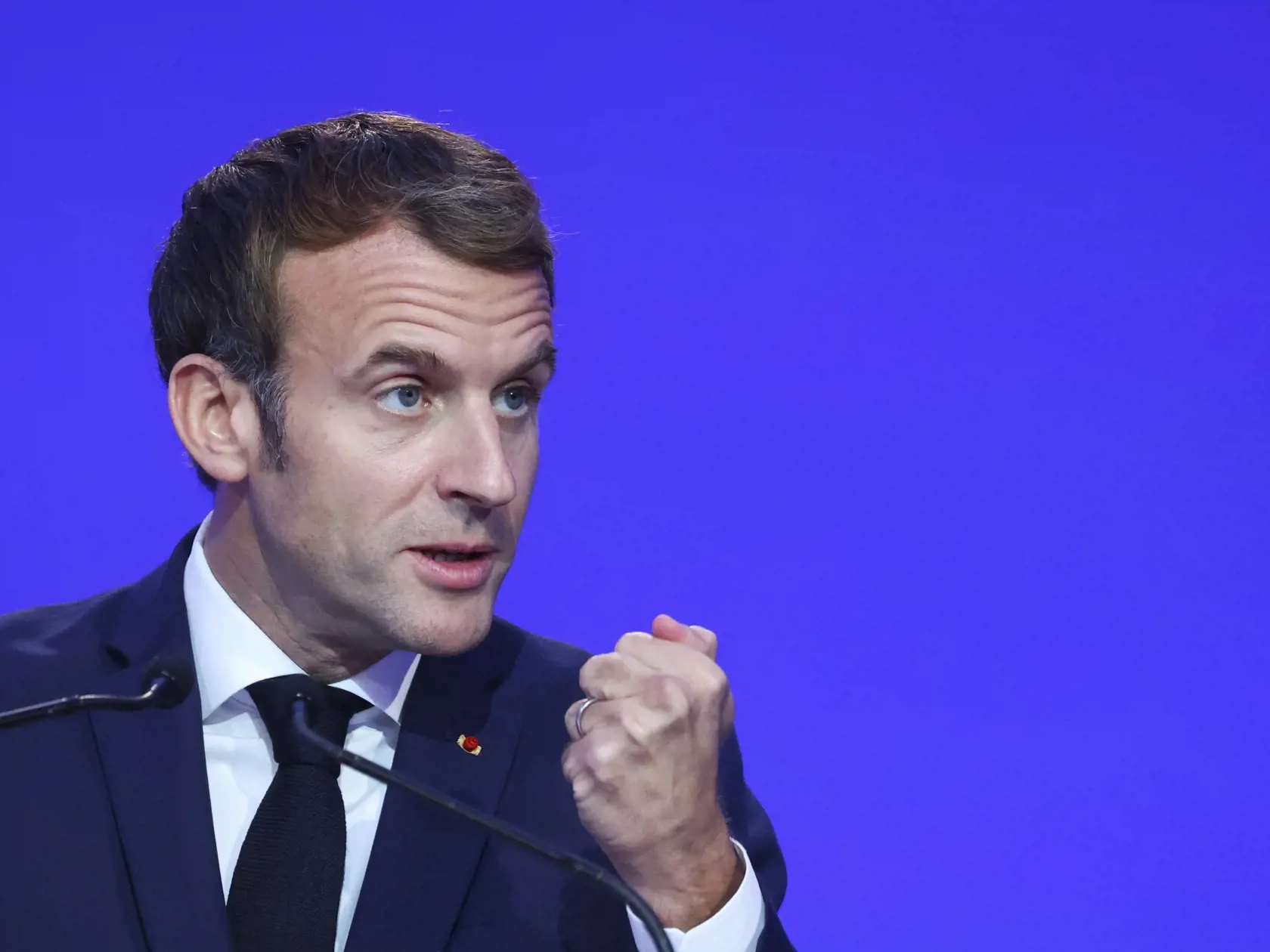 KK67 Glasgow - Francúzsky prezident Emmanuel Macron hovorí počas otváracieho ceremoniálu na klimatickom summite COP26 v škótskom Glasgowe v pondelok 1. novembra 2021.  V Glasgowe sa v nedeľu oficiálne začal klimatický summit OSN COP26, ktorý potrvá do 12. novembra. FOTO TASR/AP
France's President Emmanuel Macron speaks during the opening ceremony of the UN Climate Change Conference COP26 in Glasgow, Scotland, Monday Nov. 1, 2021. The U.N. climate summit in Glasgow gathers leaders from around the