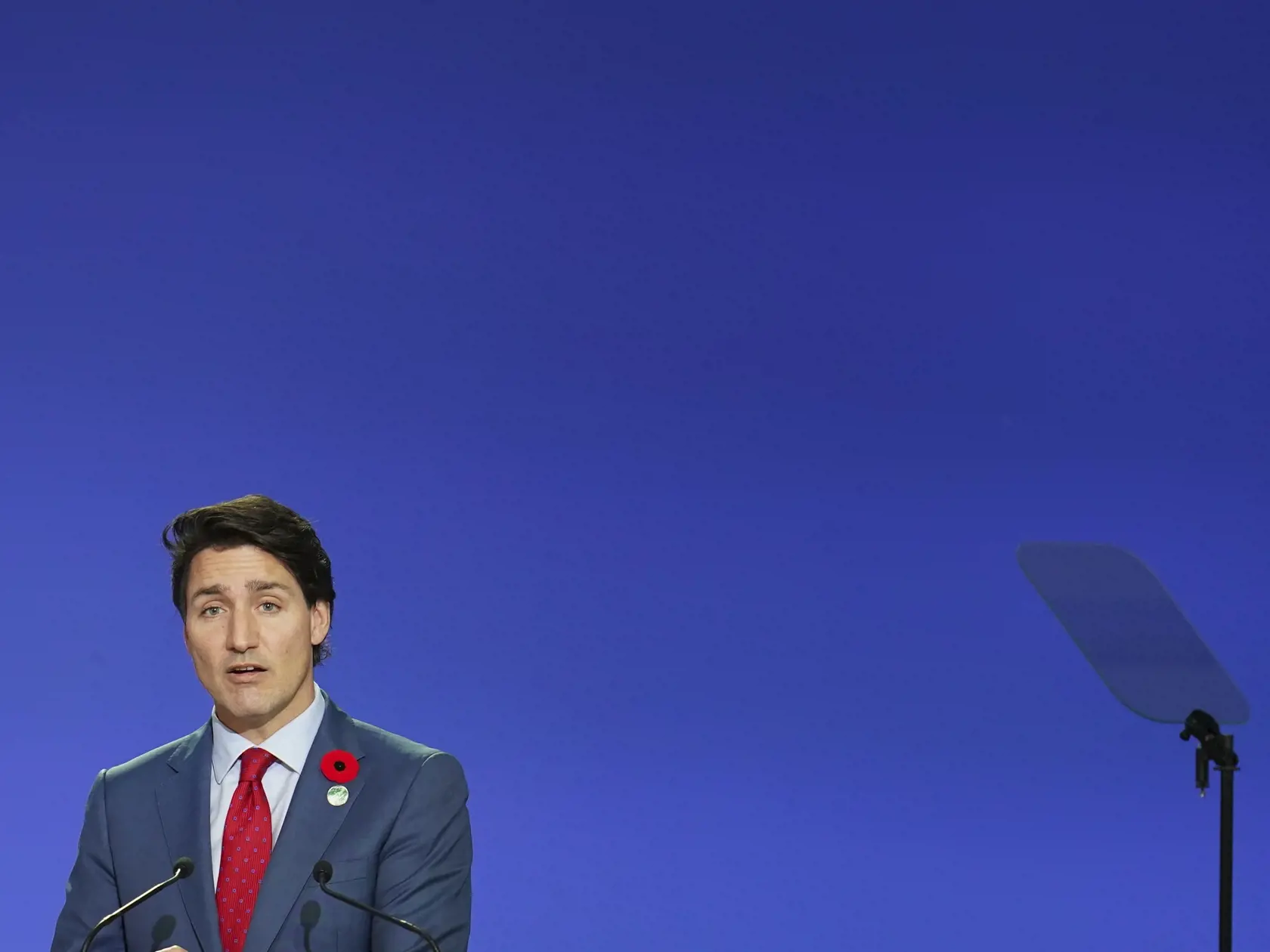 JB 17 Glasgow - Kanadský premiér Justin Trudeau  počas prejavu na klimatickom summite COP26 v Glasgowe 1. novembra 2021. Britská kráľovná Alžbeta II. vyzvala v pondelok na klimatickom summite OSN svetových lídrov, aby prejavili "skutočné štátnictvo" a vytvorili "bezpečnejšiu, stabilnejšiu" budúcnosť pre našu planétu. Kráľovná sa tak vyjadrila vo videoposolstve adresovanom delegátom summitu. Uviedla, že mnohí ľudia dúfajú, že namiesto slov už teraz "nastal čas na činy". Svetových lídrov zároveň 9