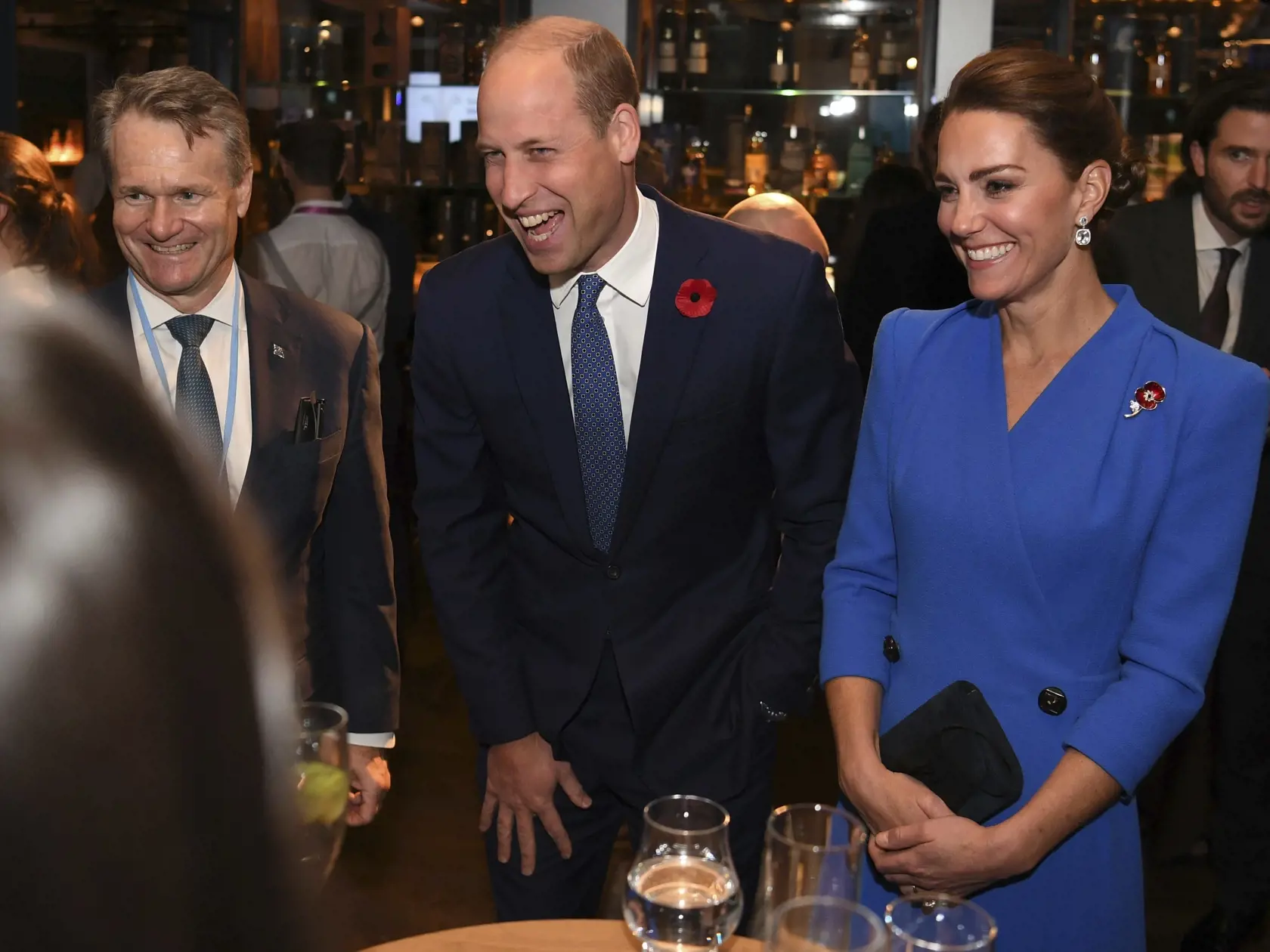JB 11 Glasgow - Britský princ William (uprostred) a Kate, vojvodkyňa z Cambridgeu (vpravo) sa rozprávajú s hosťami počas recepcie na klimatickom summite COP26 v Glasgowe 1. novembra 2021. Britská kráľovná Alžbeta II. vyzvala v pondelok na klimatickom summite OSN svetových lídrov, aby prejavili "skutočné štátnictvo" a vytvorili "bezpečnejšiu, stabilnejšiu" budúcnosť pre našu planétu. Kráľovná sa tak vyjadrila vo videoposolstve adresovanom delegátom summitu. Uviedla, že mnohí ľudia dúfajú, že nami