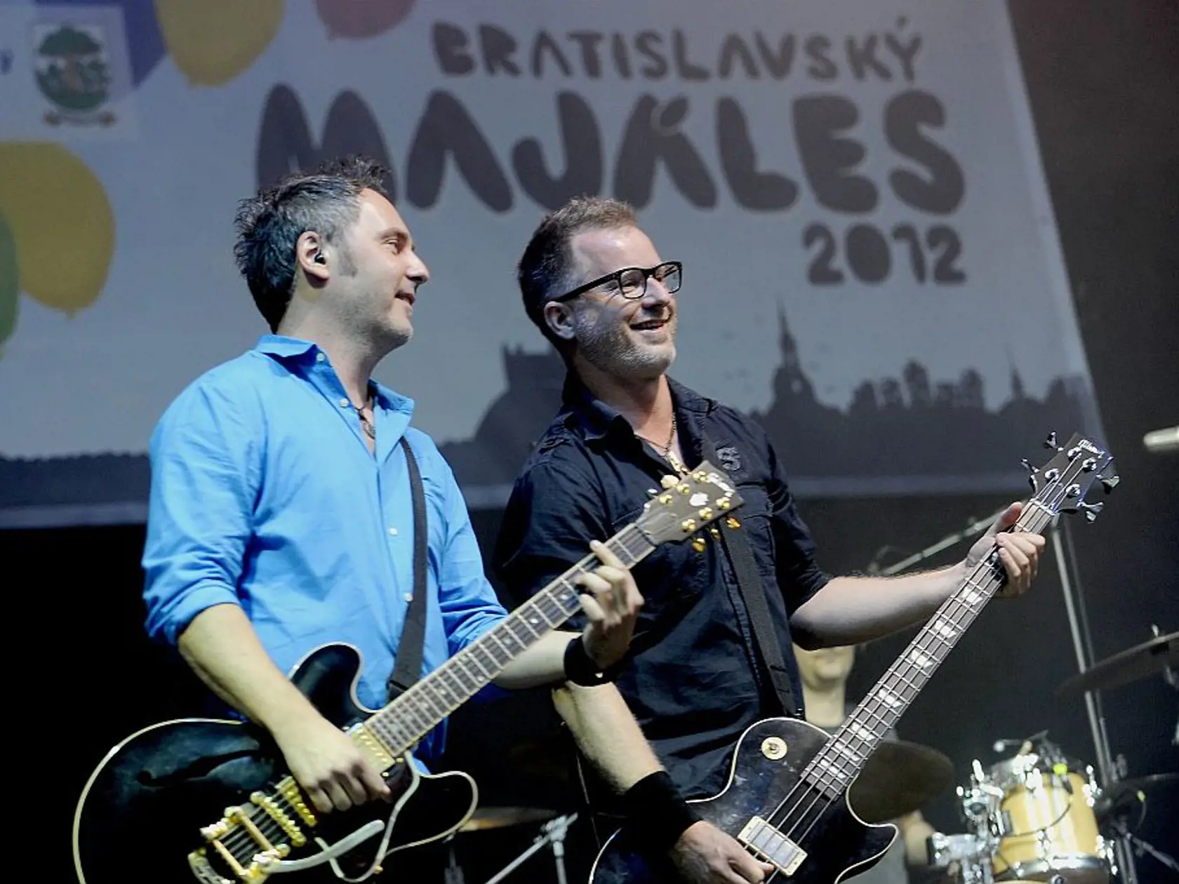 Z¾ava spevák a gitarista kapely Hex Peter Dudák alias Ïuïo a Tomáš Yxo Dohòanský vystupujú na Bratislavskom majálese 2012 na Tyršovom nábreží v Bratislave, 5. mája 2012.  FOTO TASR - Michal Svítok