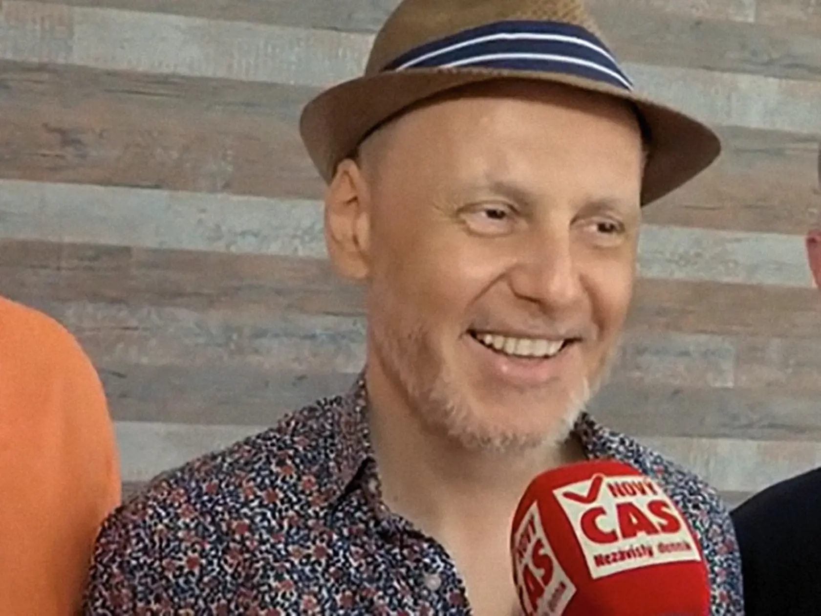 Naposledy sa objavil na verejnosti v júli. Hoci ho choroba zmenila, dobrú náladu nestrácal.