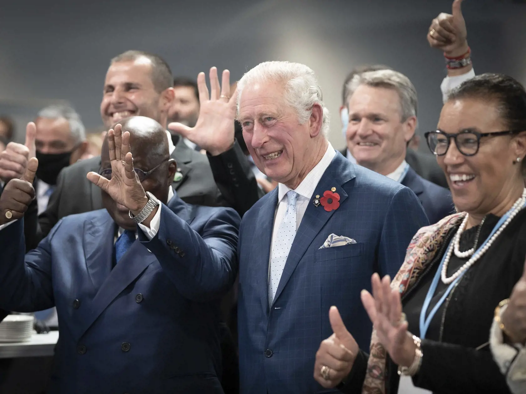 JB 37 Glasgow - Britský princ Charles (uprostred) počas recepcie lídrov Commonwealthu na klimatickom summite COP26 v Glasgowe 2. novembra 2021. Britská kráľovná Alžbeta II. vyzvala v pondelok na klimatickom summite OSN svetových lídrov, aby prejavili "skutočné štátnictvo" a vytvorili "bezpečnejšiu, stabilnejšiu" budúcnosť pre našu planétu. Kráľovná sa tak vyjadrila vo videoposolstve adresovanom delegátom summitu. Uviedla, že mnohí ľudia dúfajú, že namiesto slov už teraz "nastal čas na činy". Sve