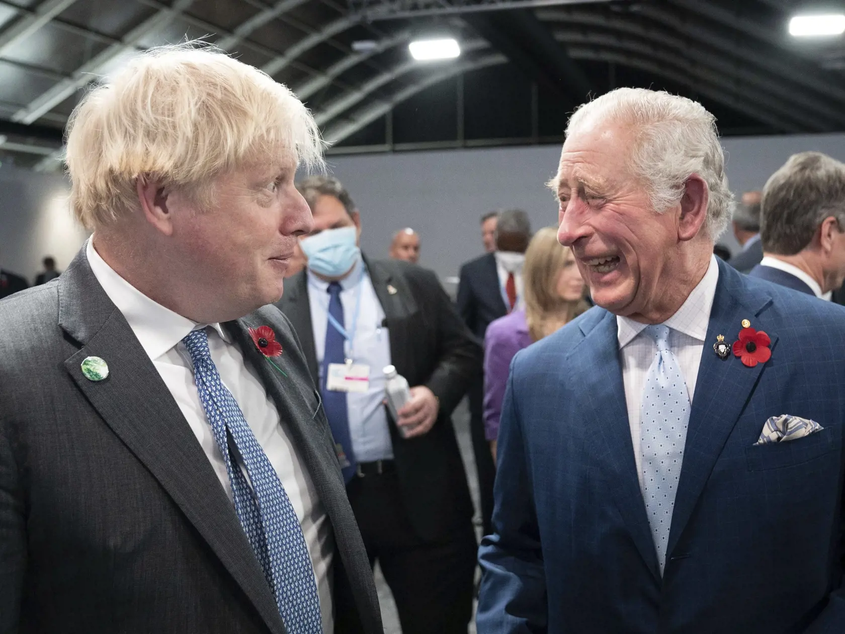 JB 36 Glasgow - Britský princ Charles (vpravo) a britský premiér Boris Johnson počas recepcie lídrov Commonwealthu na klimatickom summite COP26 v Glasgowe 2. novembra 2021. Britská kráľovná Alžbeta II. vyzvala v pondelok na klimatickom summite OSN svetových lídrov, aby prejavili "skutočné štátnictvo" a vytvorili "bezpečnejšiu, stabilnejšiu" budúcnosť pre našu planétu. Kráľovná sa tak vyjadrila vo videoposolstve adresovanom delegátom summitu. Uviedla, že mnohí ľudia dúfajú, že namiesto slov už te