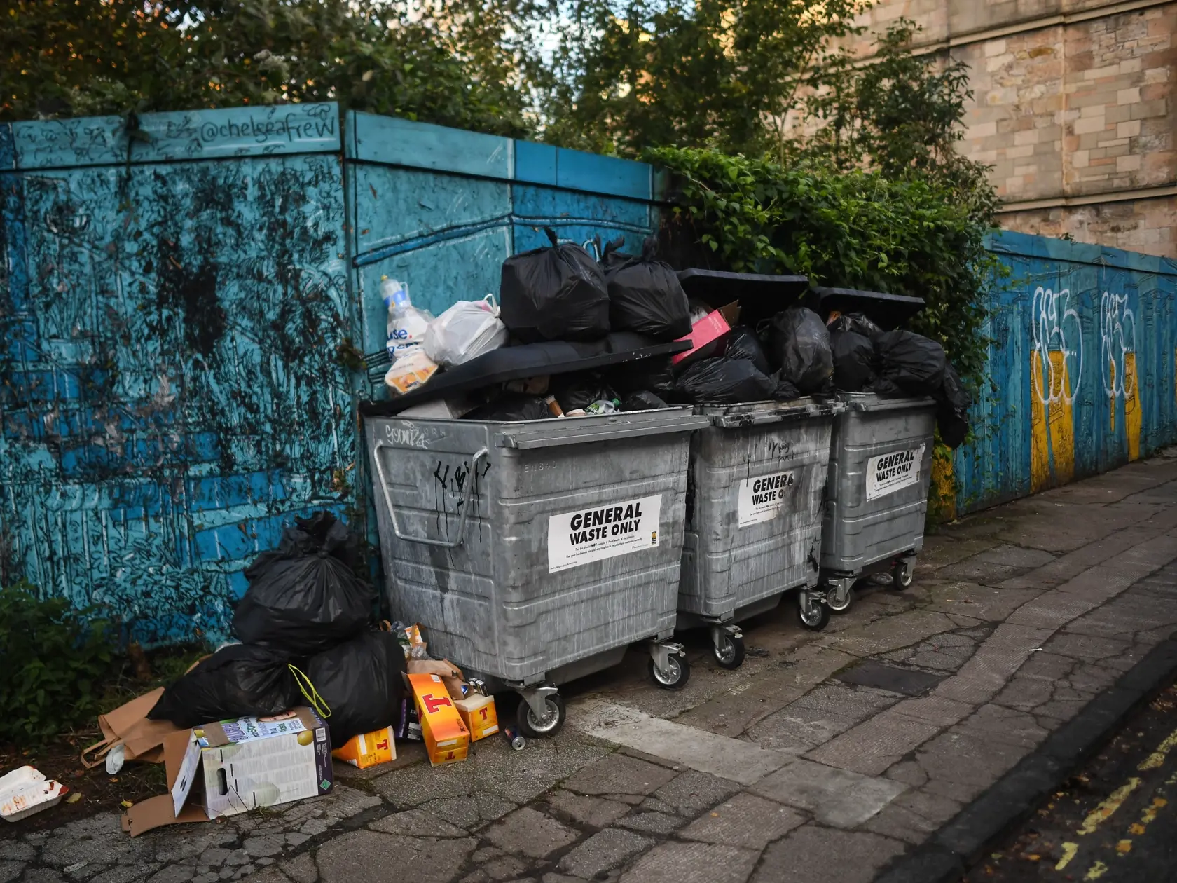 Smetiari a zametači ulíc v  Glasgowe vstúpili v pondelok do štrajku za zvýšenie miezd. V tomto škótskom meste sa v nedeľu začal kľúčový klimatický summit OSN.