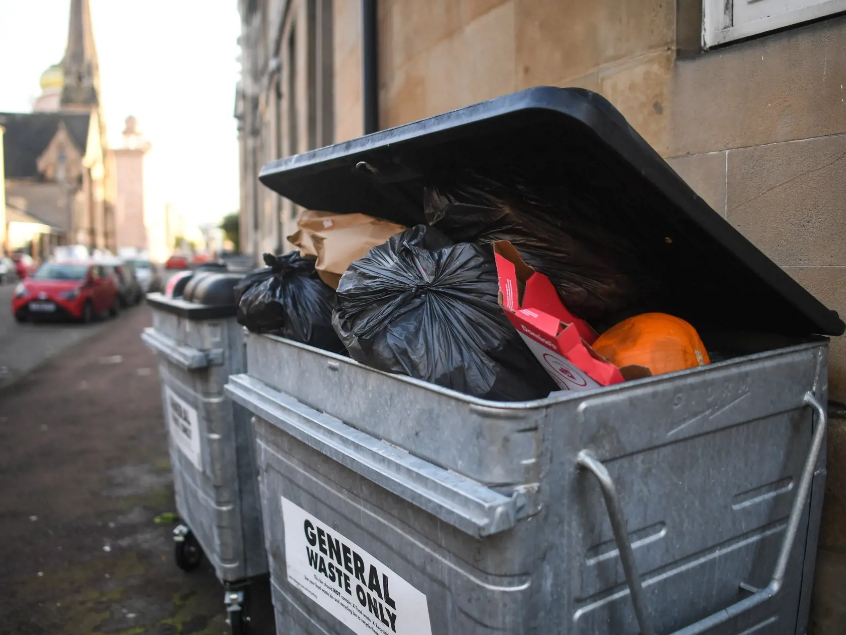 Smetiari a zametači ulíc v  Glasgowe vstúpili v pondelok do štrajku za zvýšenie miezd. V tomto škótskom meste sa v nedeľu začal kľúčový klimatický summit OSN.