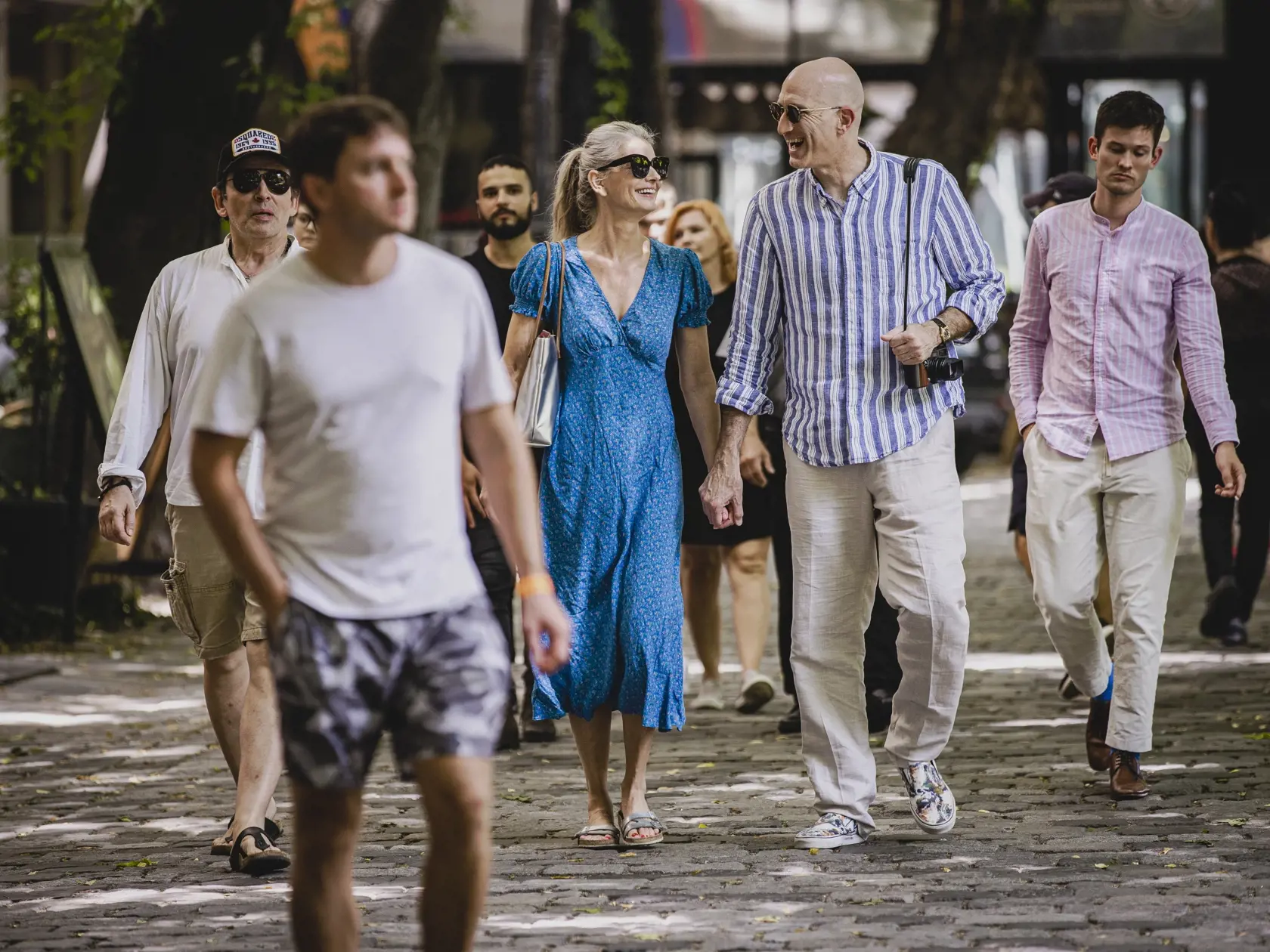 Na paparazzi snímke americká supermodelka českého pôvodu Pavlína Pořízková s partnerom Jeffom Greensteinom a manažérom Mirom Šimoničom počas prechádzky po centre Bratislavy. Tesne pred odjazdom do Českej republiky absolvovali prehliadku Dómu Svätého Martina.