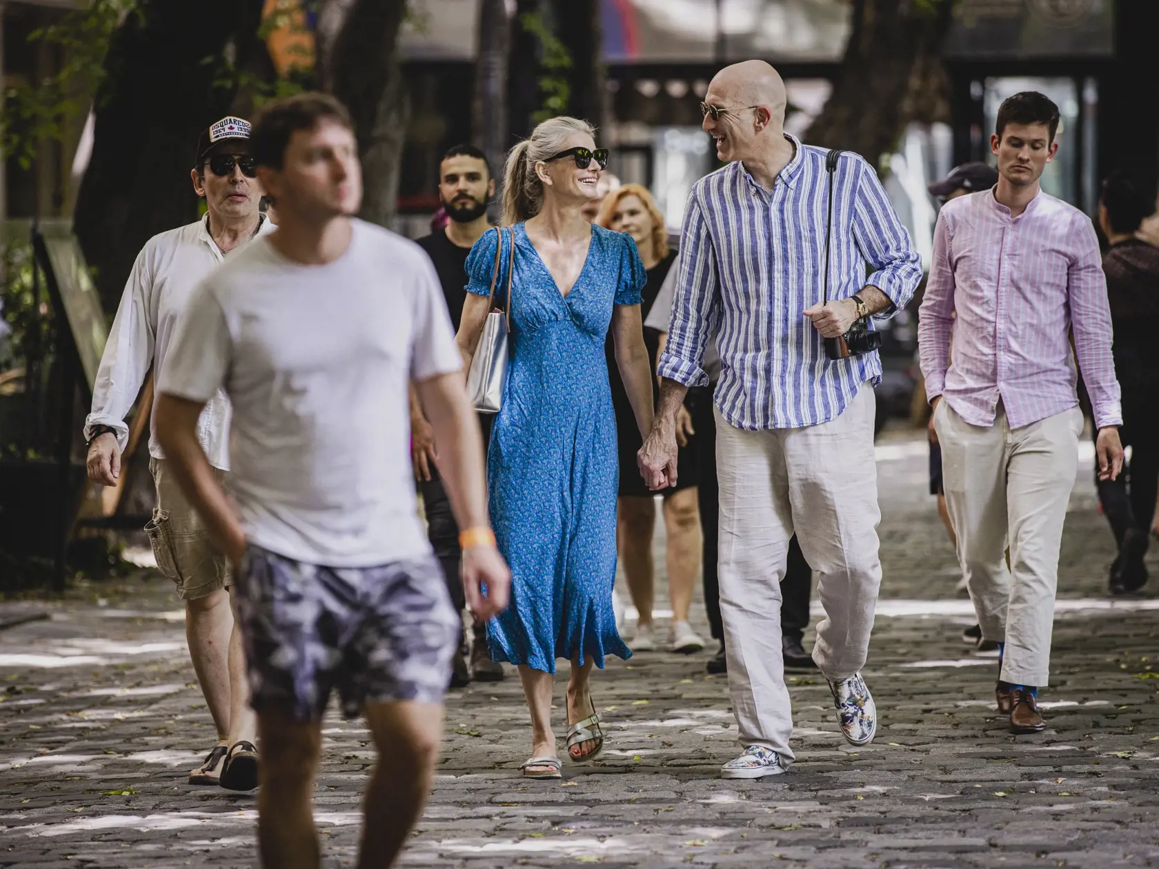 Na paparazzi snímke americká supermodelka českého pôvodu Pavlína Pořízková s partnerom Jeffom Greensteinom a manažérom Mirom Šimoničom počas prechádzky po centre Bratislavy. Tesne pred odjazdom do Českej republiky absolvovali prehliadku Dómu Svätého Martina.