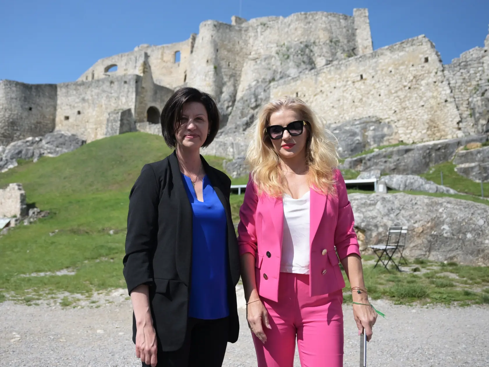 Na snímke sprava ministerka kultúry SR Martina Šimkovičová (nominantka SNS) a generálna riaditeľka Slovenského národného múzea (SNM) Andrea Predajňová pózujú počas tlačovej konferencie na Spišskom hrade na tému záchrana Románskeho paláca na Spišskom hrade v stredu 4. júna 2025. FOTO TASR – František Iván
