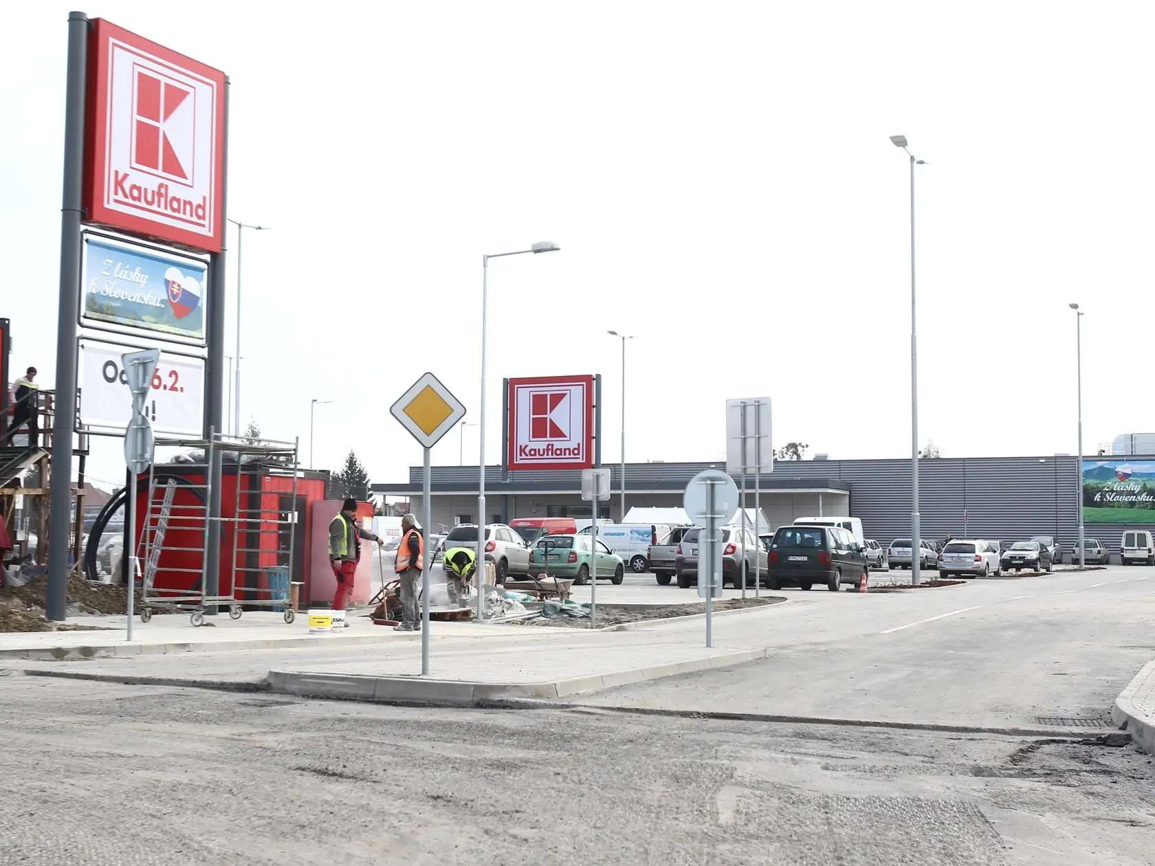Stiahnutie tovaru sa týka výlučne výrobku detskej hojdačky „3-v-1 Hojdačka“ značky „Kidland“ s číslom tovaru 373598_2204 (viď typ výrobku na zadnej strane). "Ostatných výrobkov značky „Kidland“, predovšetkým iných hojdačiek, sa stiahnutie výrobkov netýka," podotýka predajca.