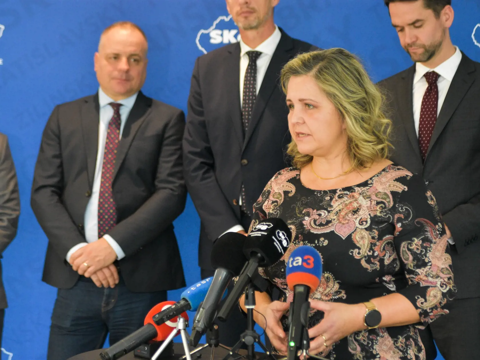 Na snímke v popredí predsedníčka Žilinského samosprávneho kraja (ZSK) Erika Jurinová, v pozadí zľava predseda Bratislavského samosprávneho kraja (BSK) Juraj Droba, predseda Prešovského samosprávneho kraja (PSK) Milan Majerský a predseda Banskobystrického samosprávneho kraja (BBSK) Ondrej Lunter po rokovaní SK8 v Revúcej 5. decembra 2024.