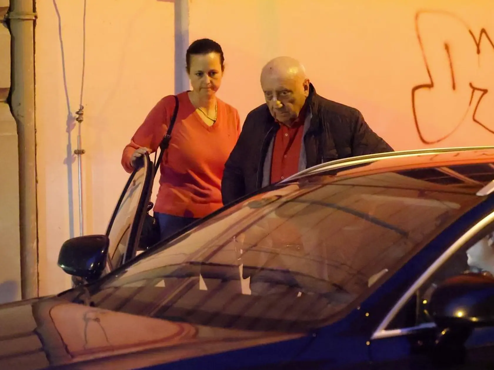 Dáda Patrasová a Felix Slováček počas odchodu z karu, ktorý sa konal po pohrebe ich milovanej dcéry Aničky.