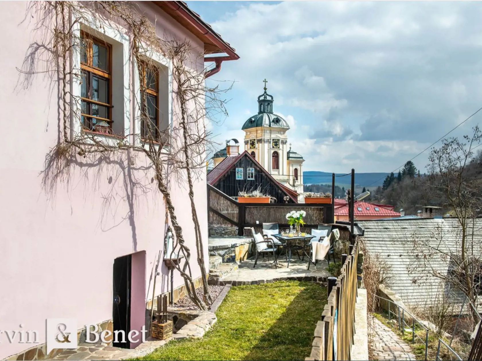 Stojí na lukratívnom mieste. Dnes v ňom žije speváčka Zdenka Predná s rodinou.