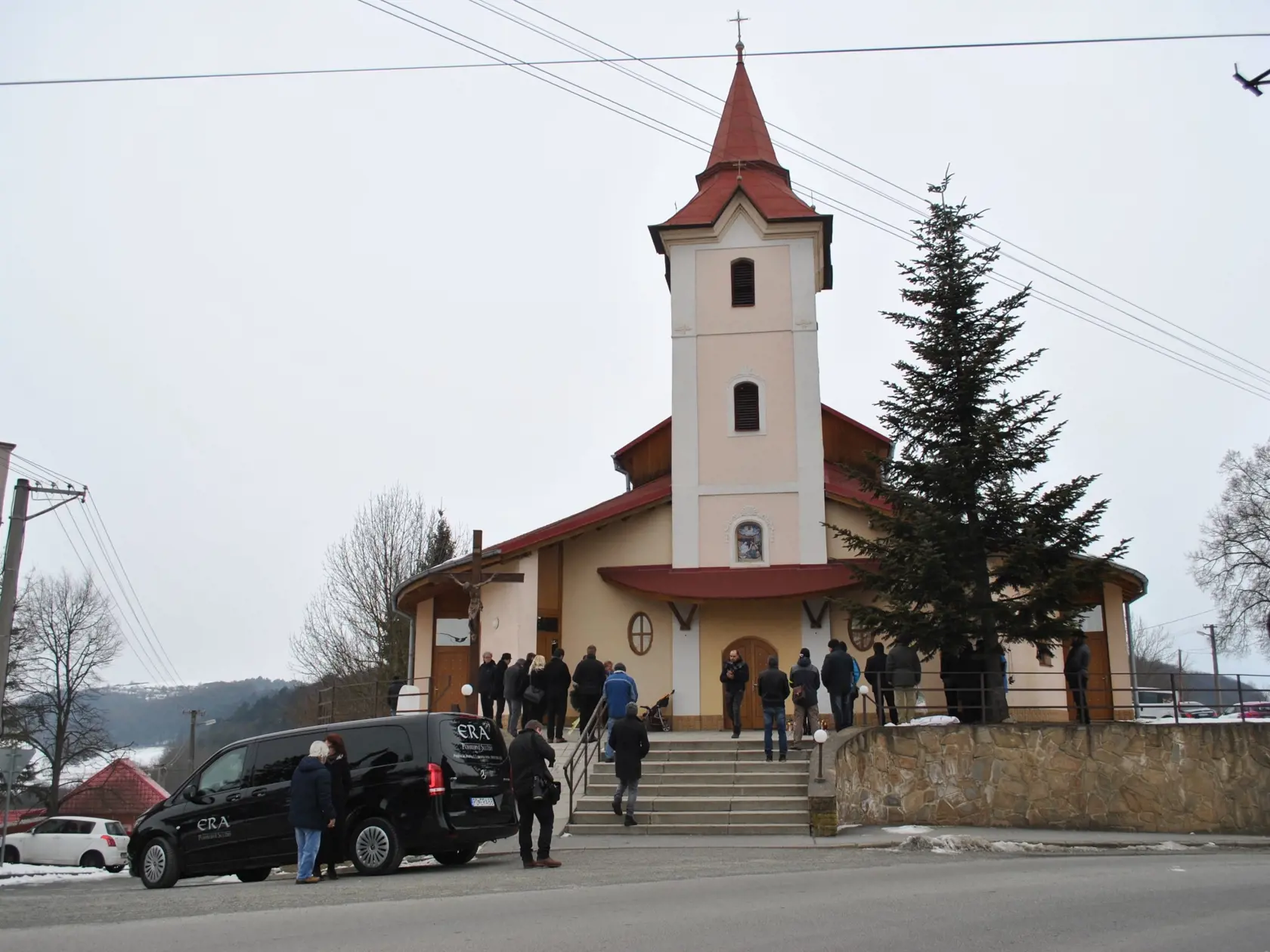  Stovky ľudí vyprevadili na poslednú cestu Martinu Kušnírovú († 27), zavraždenú snúbenicu investigatívneho novinára Jána Kuciaka.