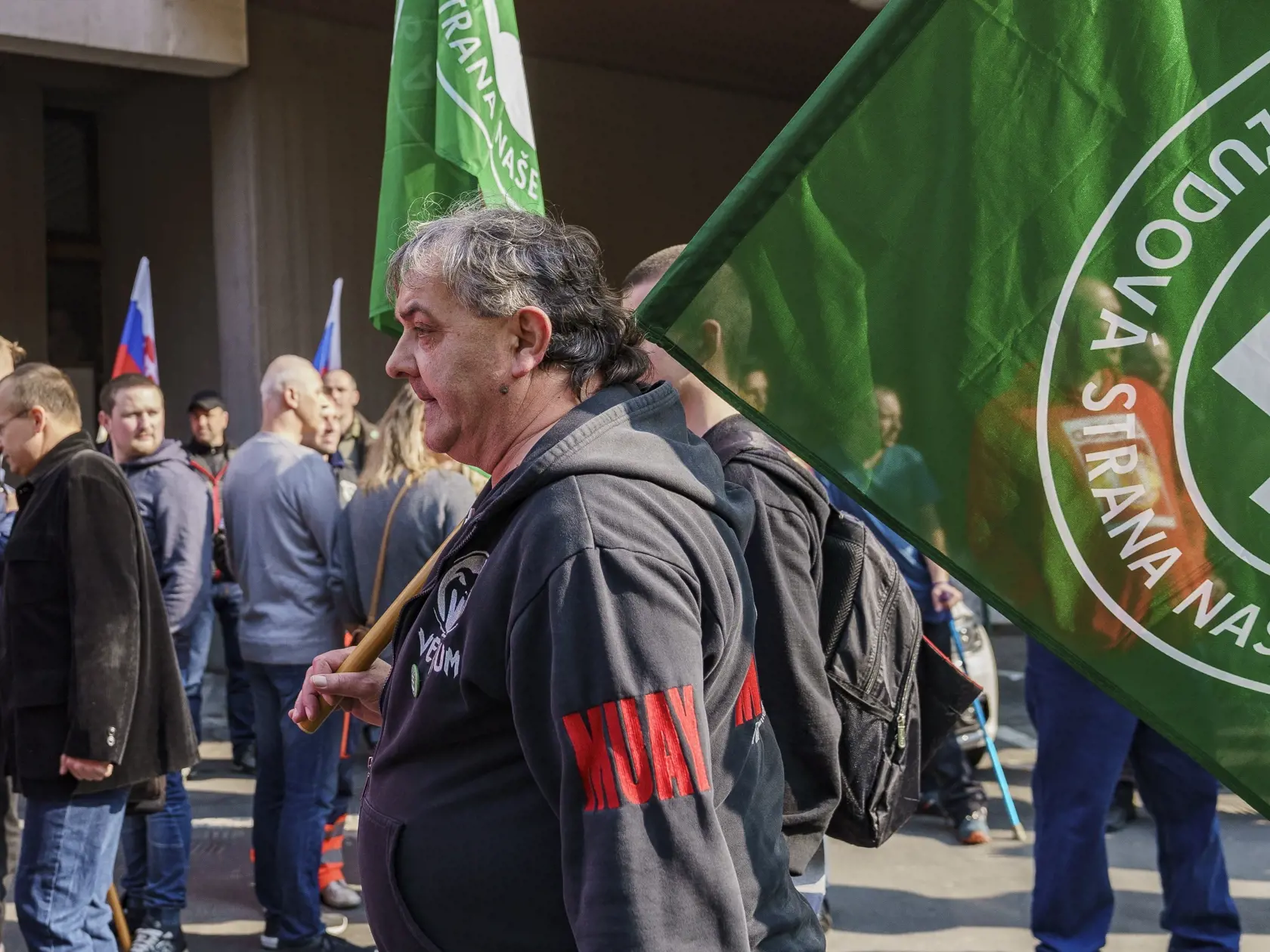 Keď sa na Najvyššom súde Slovenskej republiky začalo pojednávanie o návhru na zrušenie politickej strany Ľudová strana Naše Slovensko, prišli aj Kotlebovi podporovatelia. Súd nakoniec stranu nezrušil.