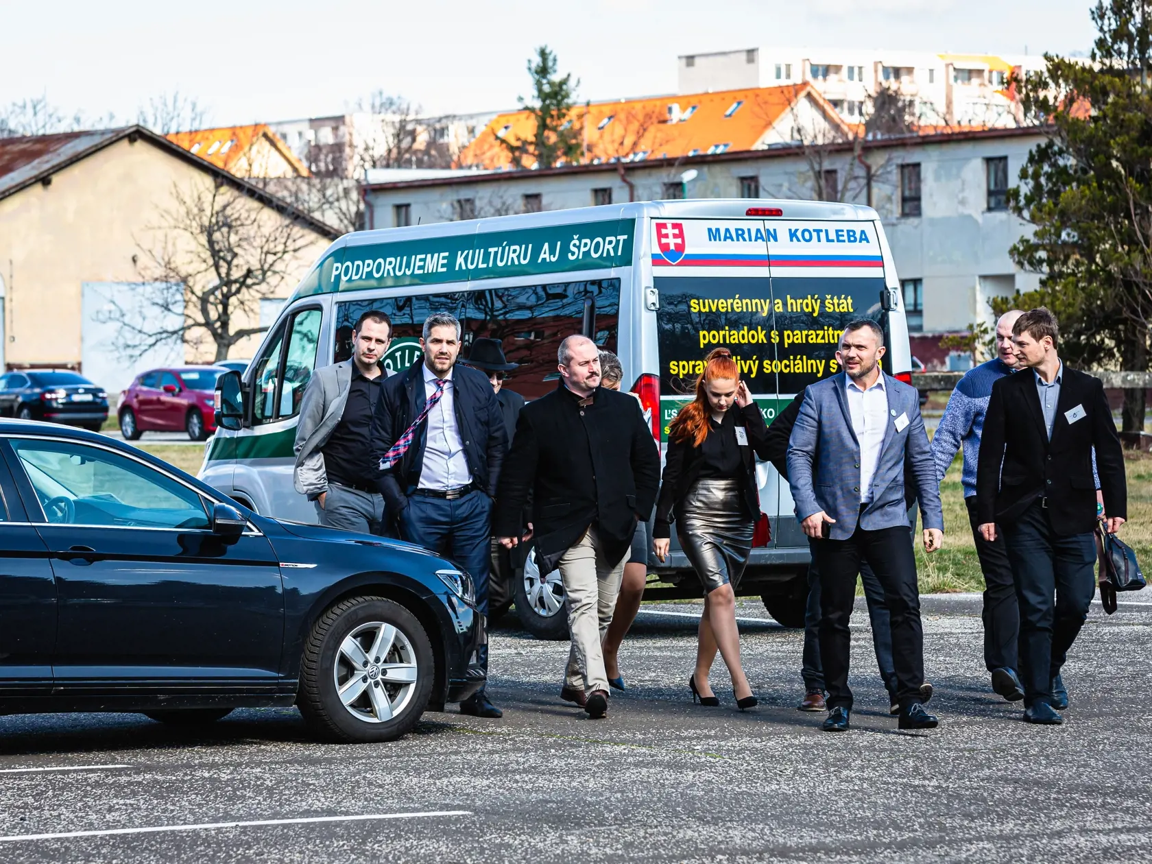Na pojednávania na Špecializovanom trestnom súde v Pezinku prišlo Mariána Kotlebu podporiť aj niekoľko priaznivcov.