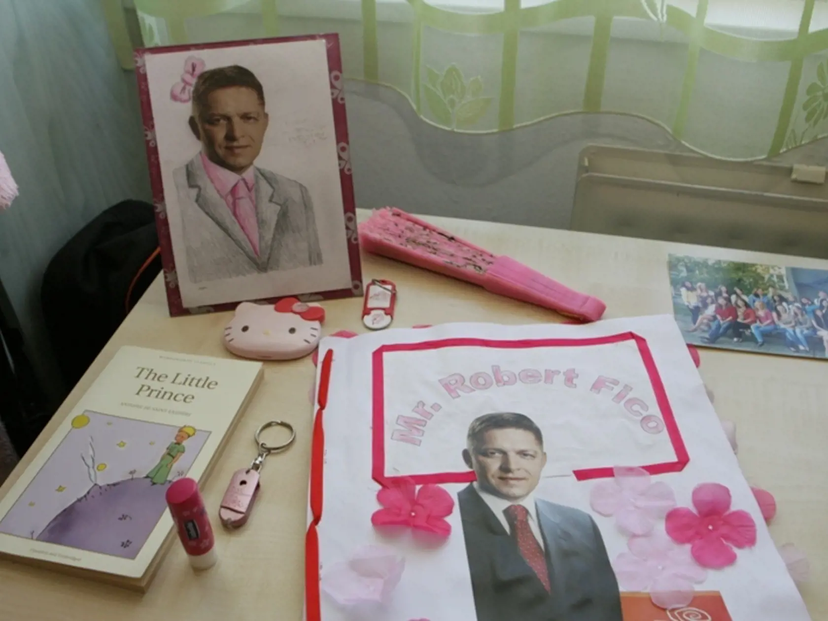 PÍSACÍ STÔL: So
zarámovaným
obrázkom
Kristíninho idola.