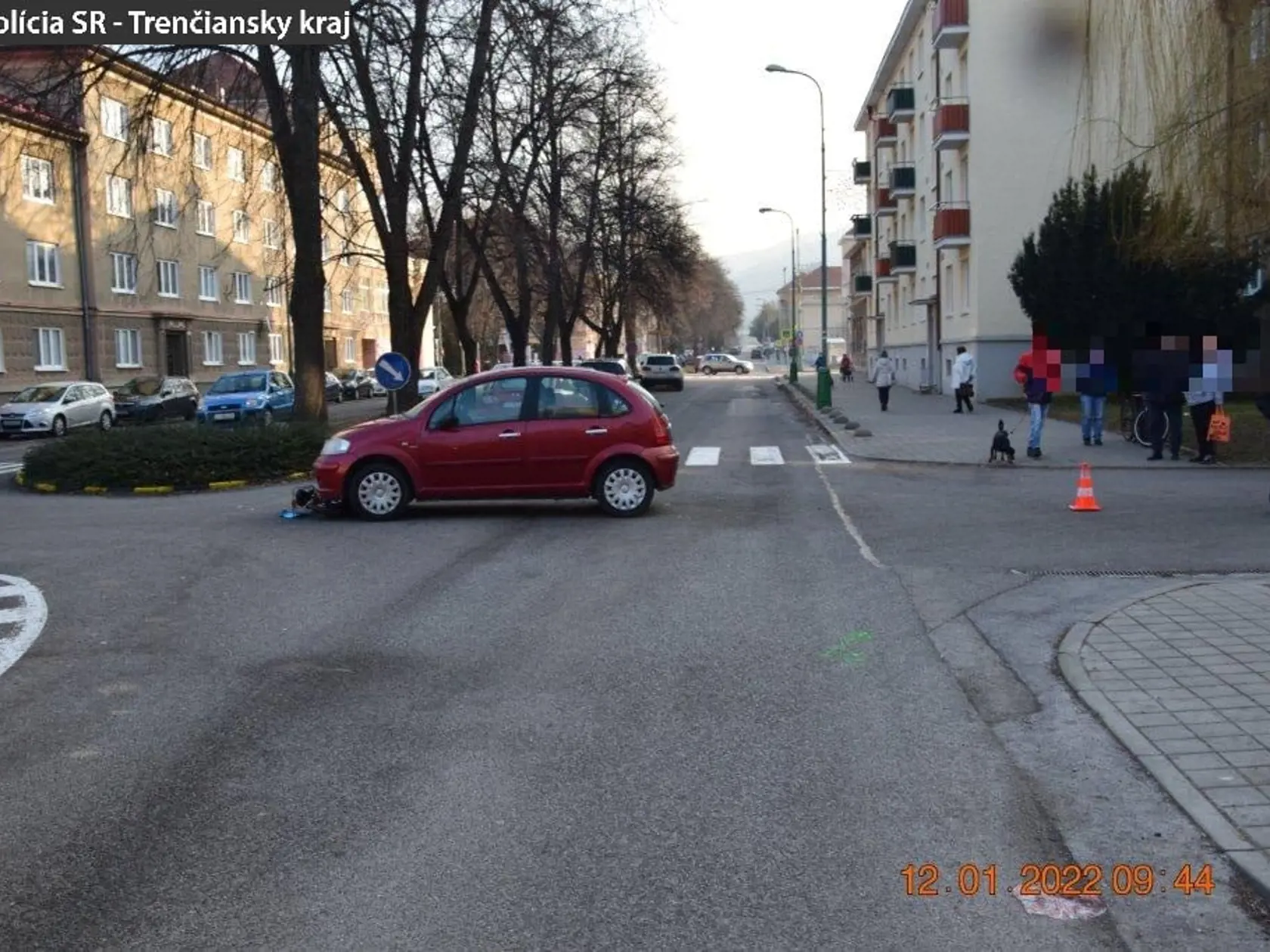 V Novej Dubnici narazilo auto do dôchodkyne na elektrickej kolobežke.