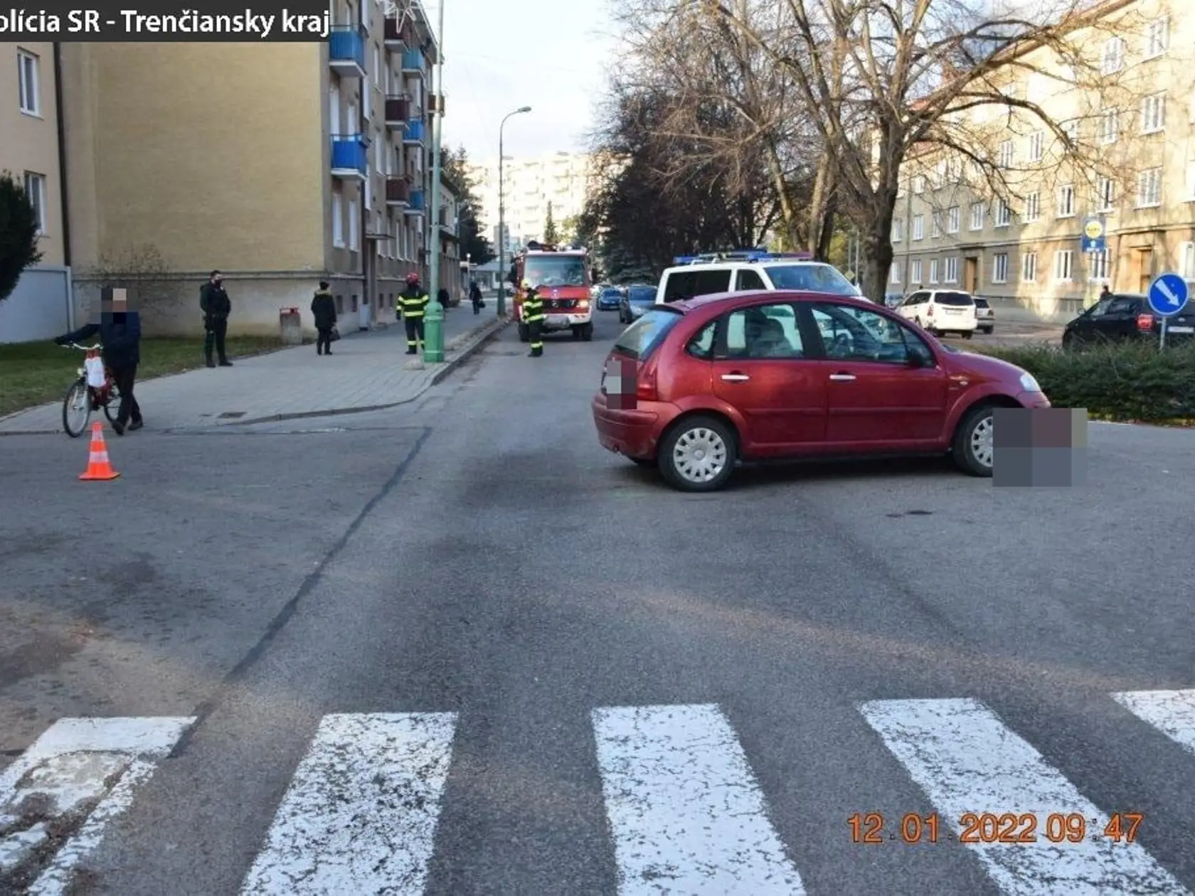 V Novej Dubnici narazilo auto do dôchodkyne na elektrickej kolobežke.