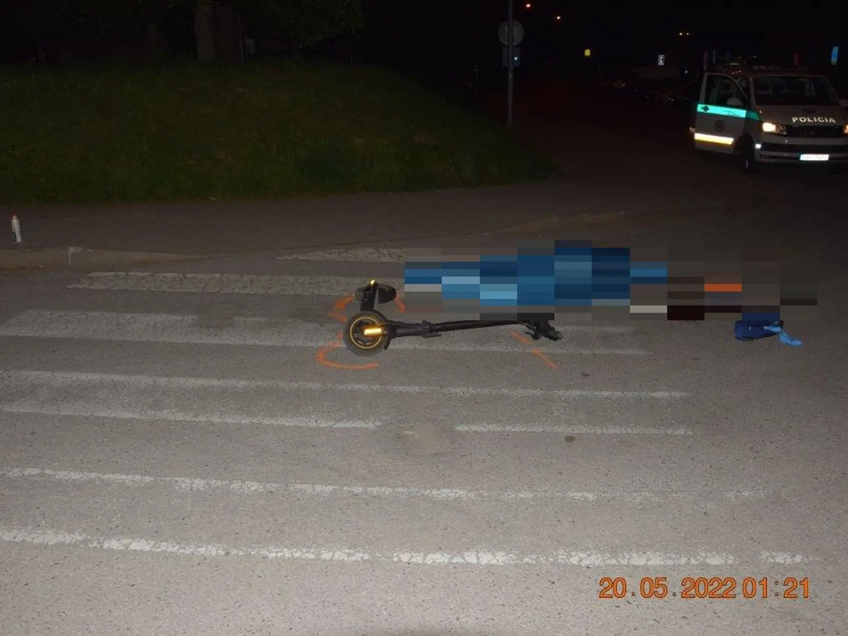 Pri nehode zomrel 49-ročný kolobežkár, našli ho ležať na priechode pre chodcov bez známok života.