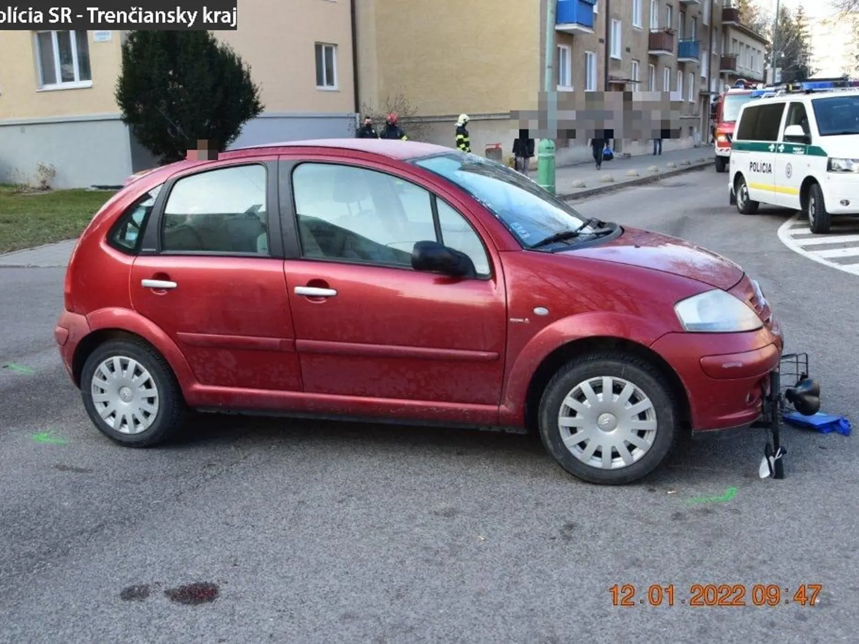 V Novej Dubnici narazilo auto do dôchodkyne na elektrickej kolobežke.