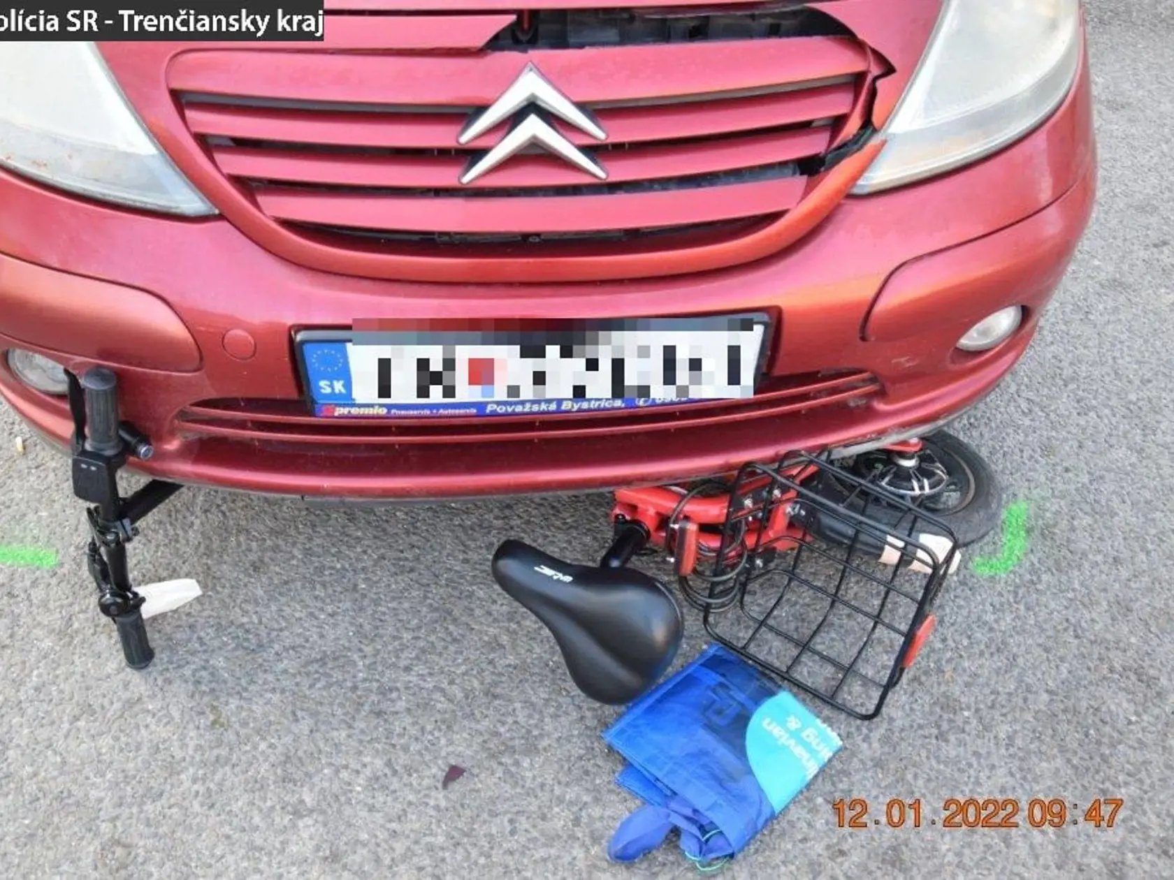 V Novej Dubnici narazilo auto do dôchodkyne na elektrickej kolobežke.
