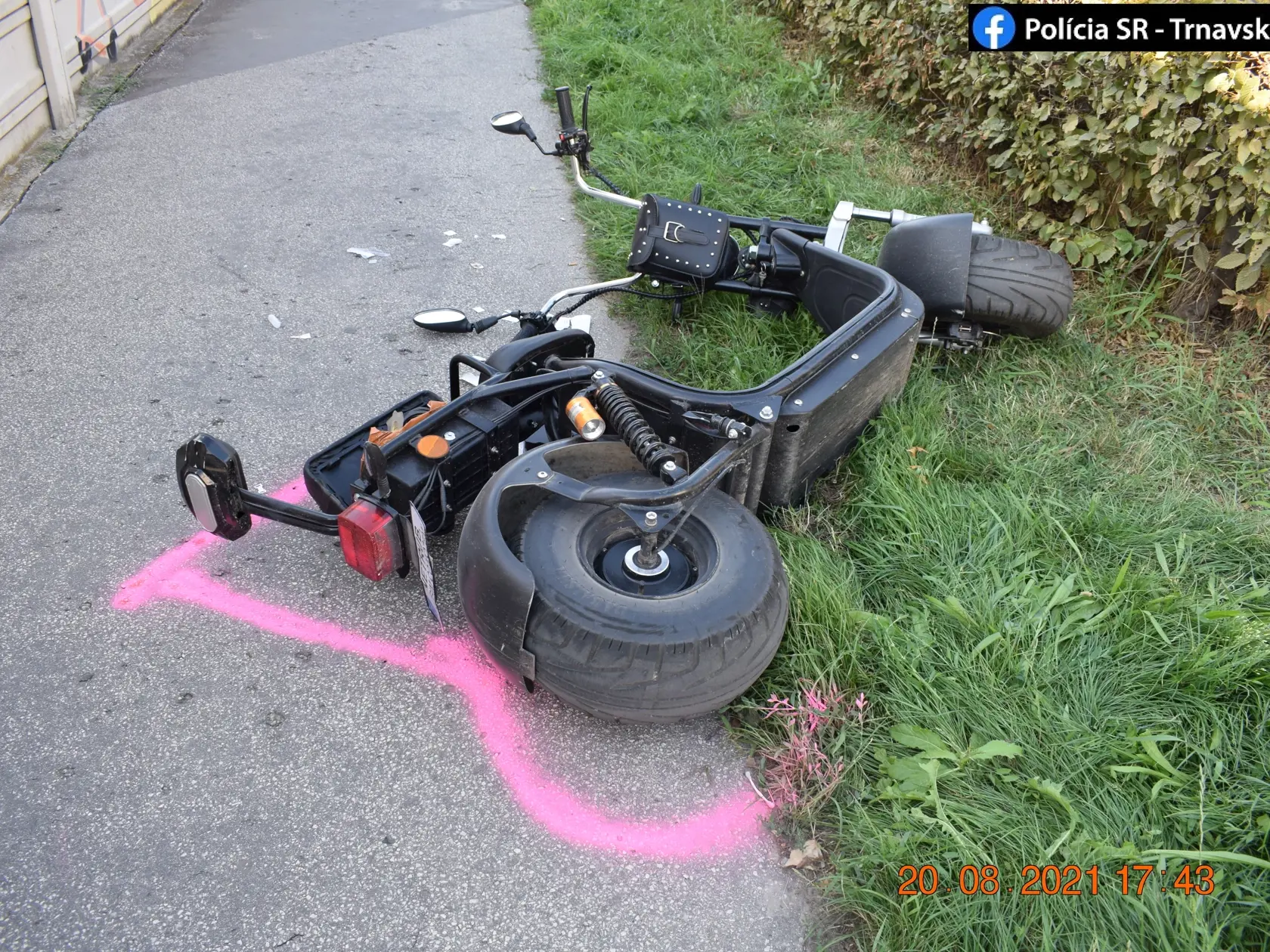 Polícia hľadá svedkov nehody, pri ktorej mal na Zelenečskej ulici v Trnave v piatok (20. 8.) 44-ročný muž na elektrickej kolobežke naraziť na chodníku do auta VW Tiguan. Jeho 34-ročný vodič mal v tom čase vychádzať z dvora miestnej firmy. Pri páde sa muž aj s kolobežkou spadol na zem, zranil sa a na ošetrenie ho do nemocnice previezli privolaní záchranári. Policajti vykonali s oboma účastníkmi nehody dychové skúšky s negatívnymi výsledkami. "Na zisťovaní vinníka nehody a jej presnej príčiny polí