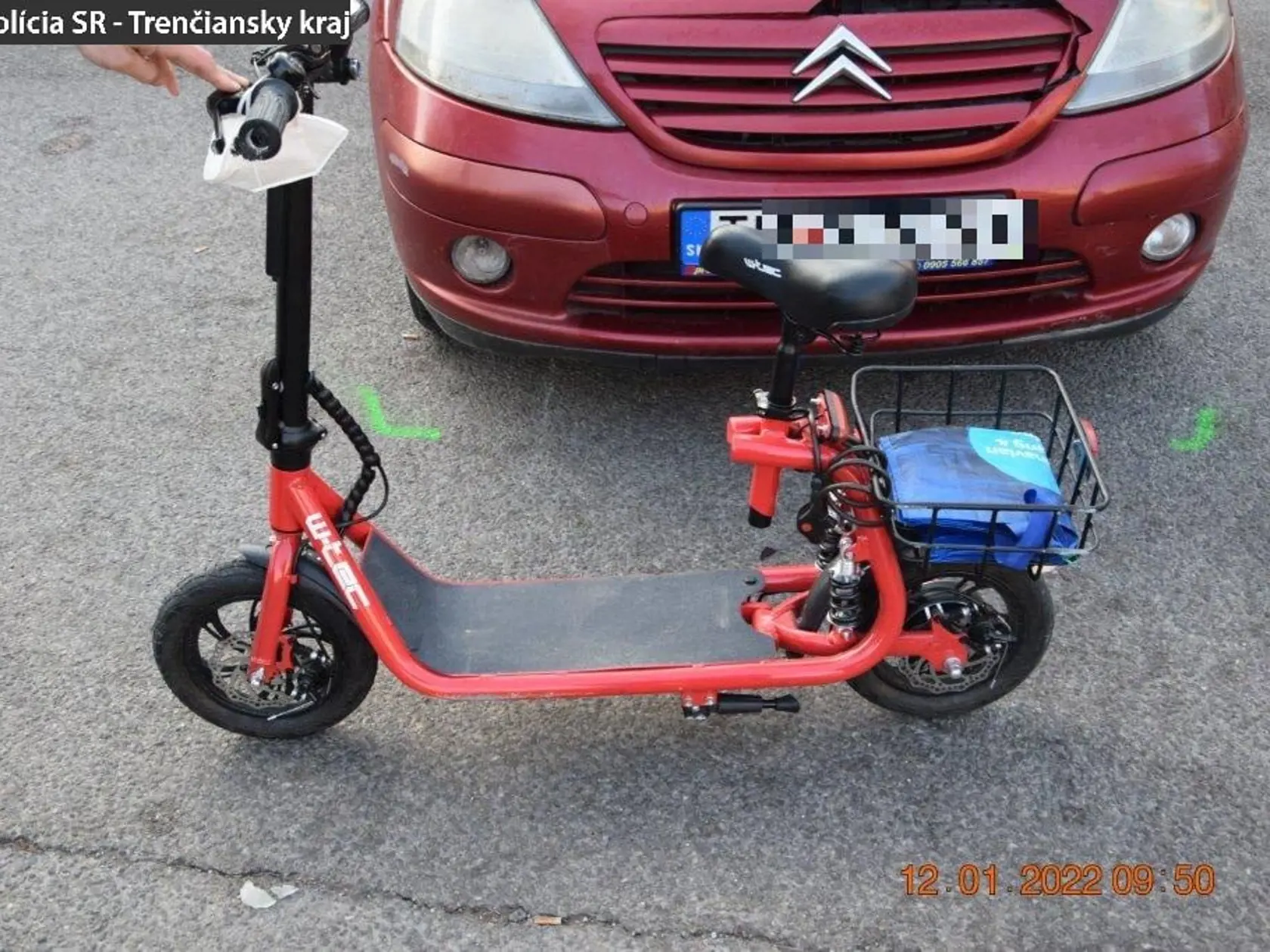 V Novej Dubnici narazilo auto do dôchodkyne na elektrickej kolobežke.