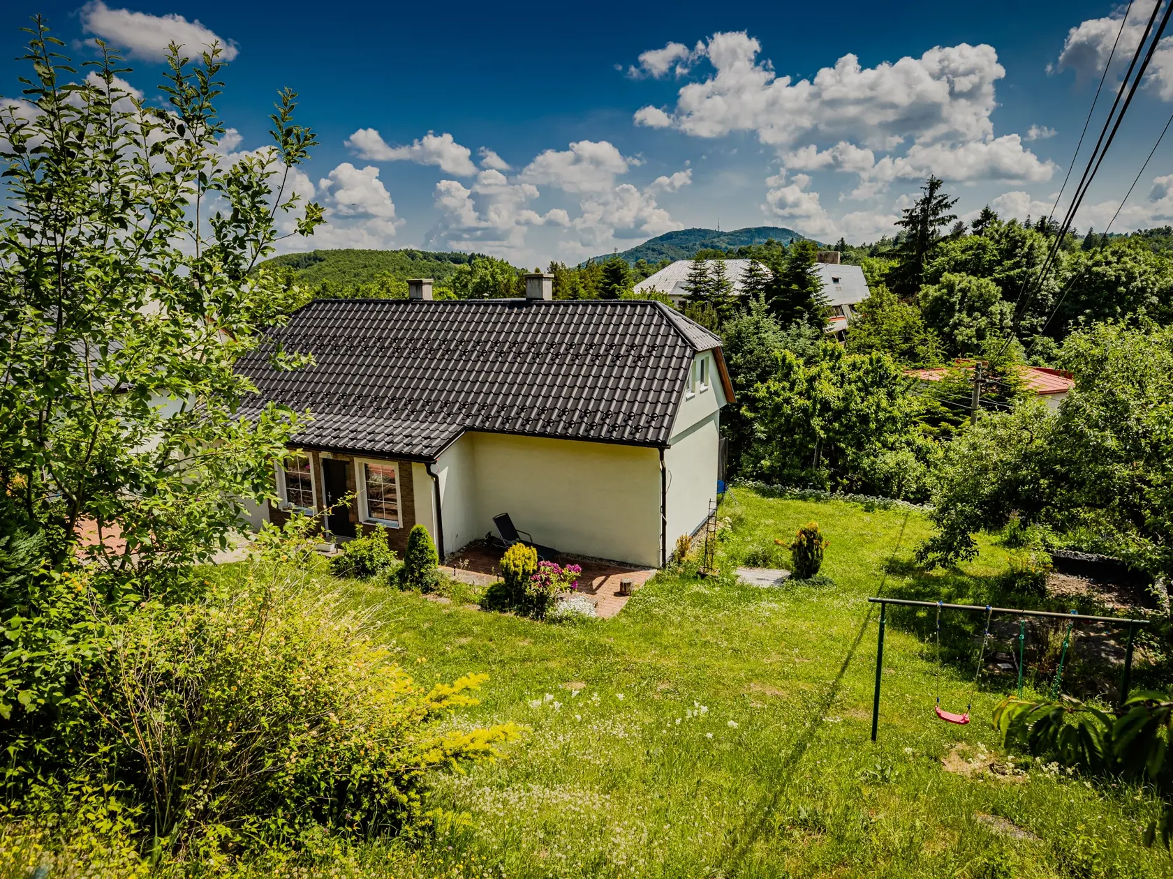 Niet sa preto čo čudovať, že sa do svojho rodného kraja aj stále rád vracia. Na fotografii je jeho rekreačná nehnuteľnosť v obci Štiavnické Bane.