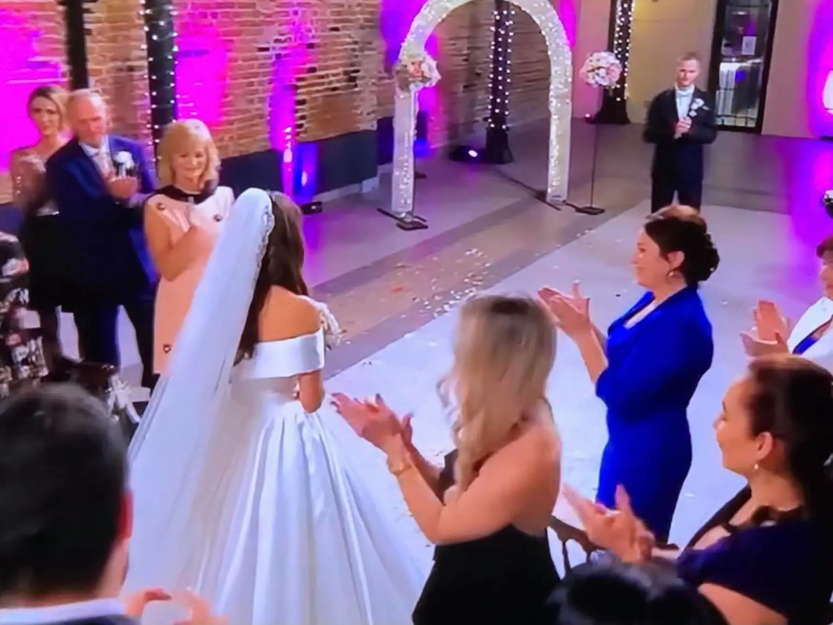 Ženích Michal sa pri pohľade na nevestu netváril príliš nadšene.